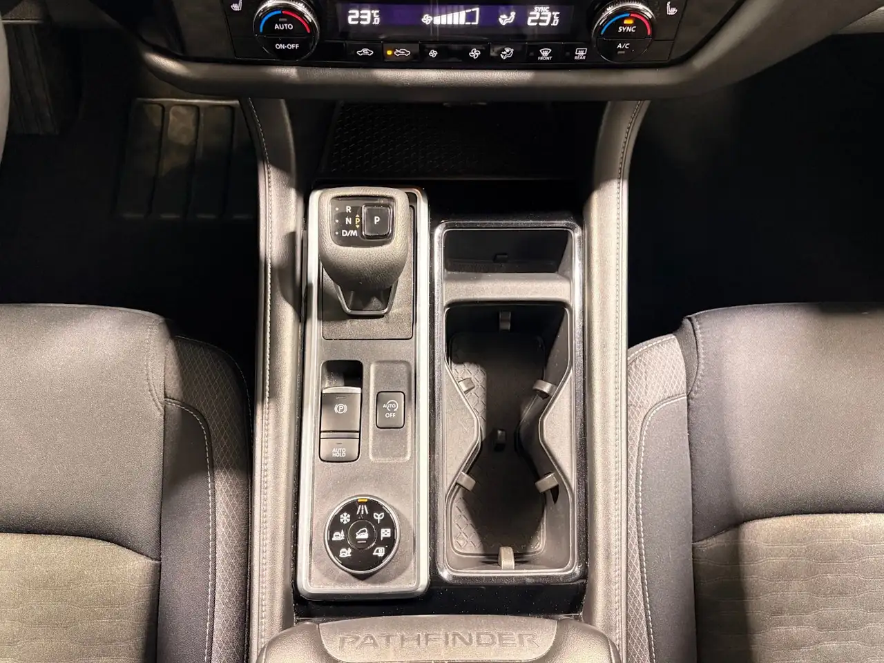 Nissan Pathfinder снимка Nissan Pathfinder