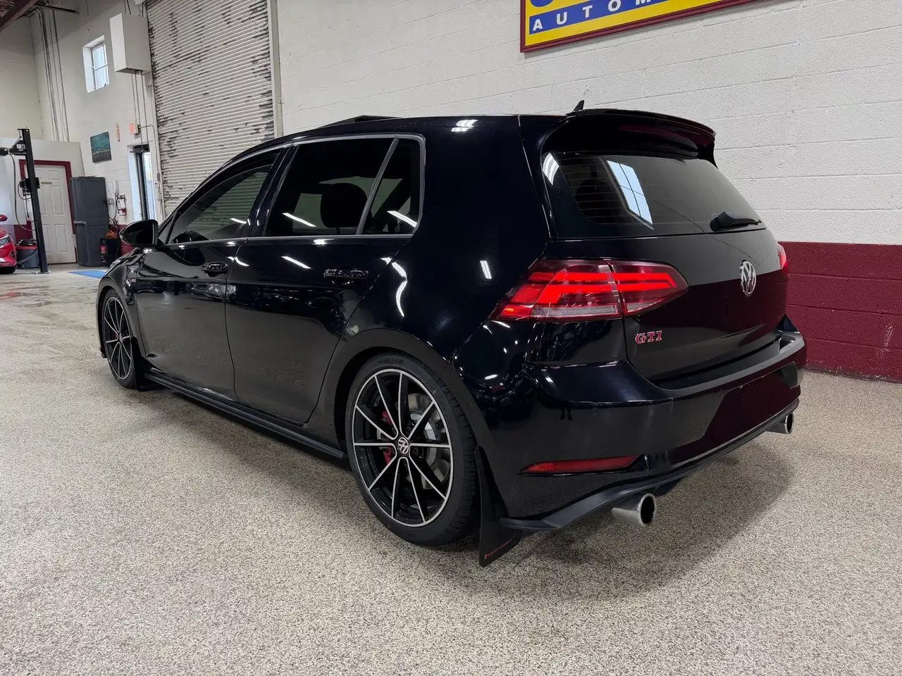 Volkswagen Golf GTI снимка Volkswagen Golf GTI