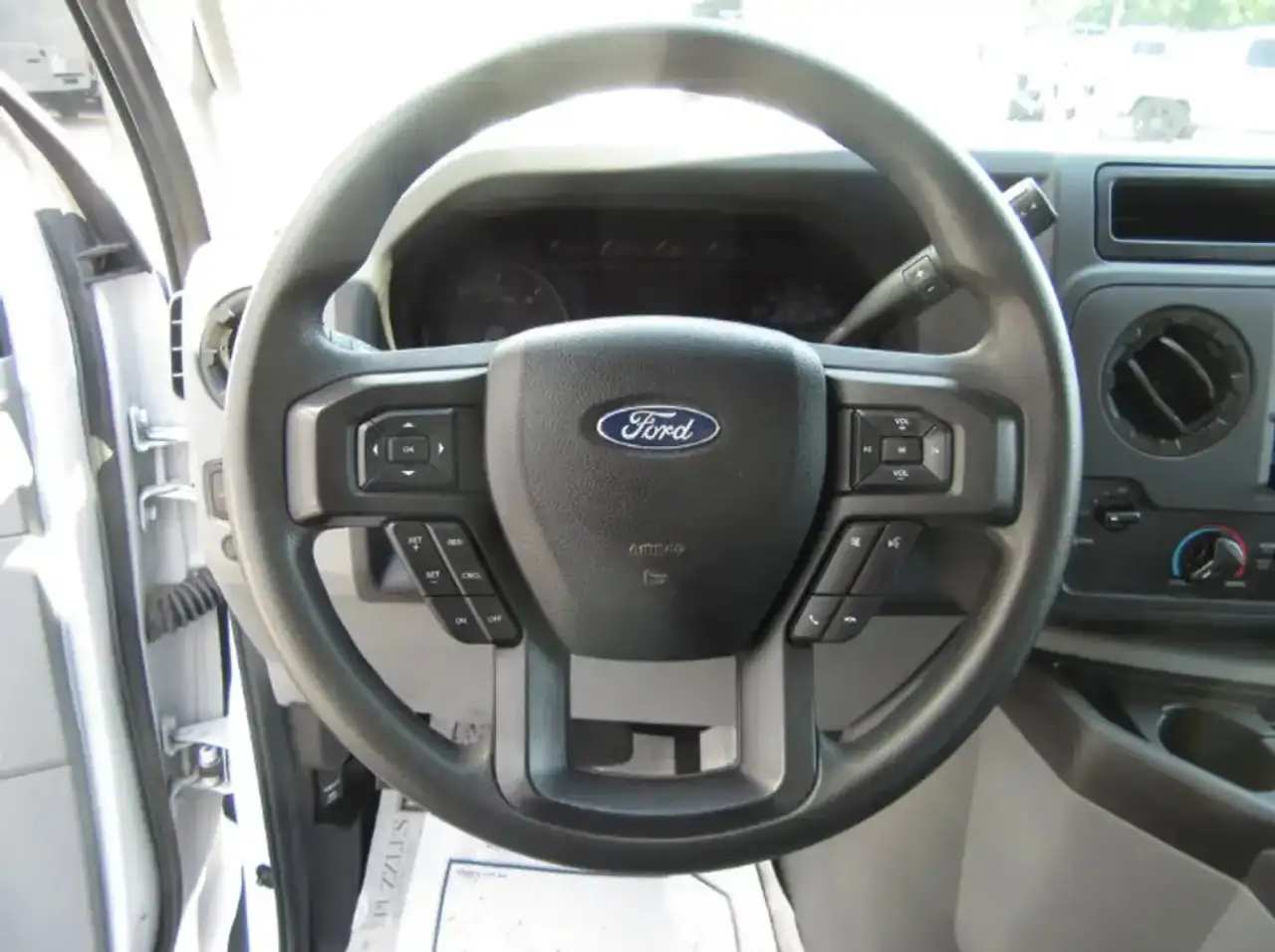 Ford E-450 снимка Ford E-450