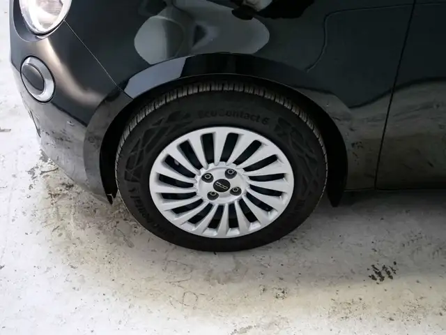 Fiat 500E view 4
