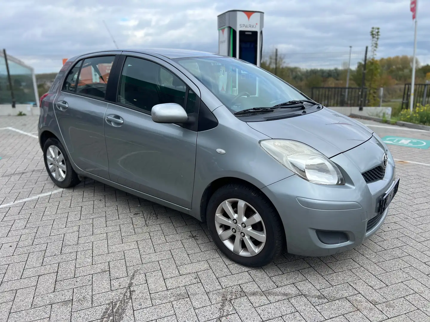 Toyota Yaris 1.33i VVT-i Luna Gris - 2