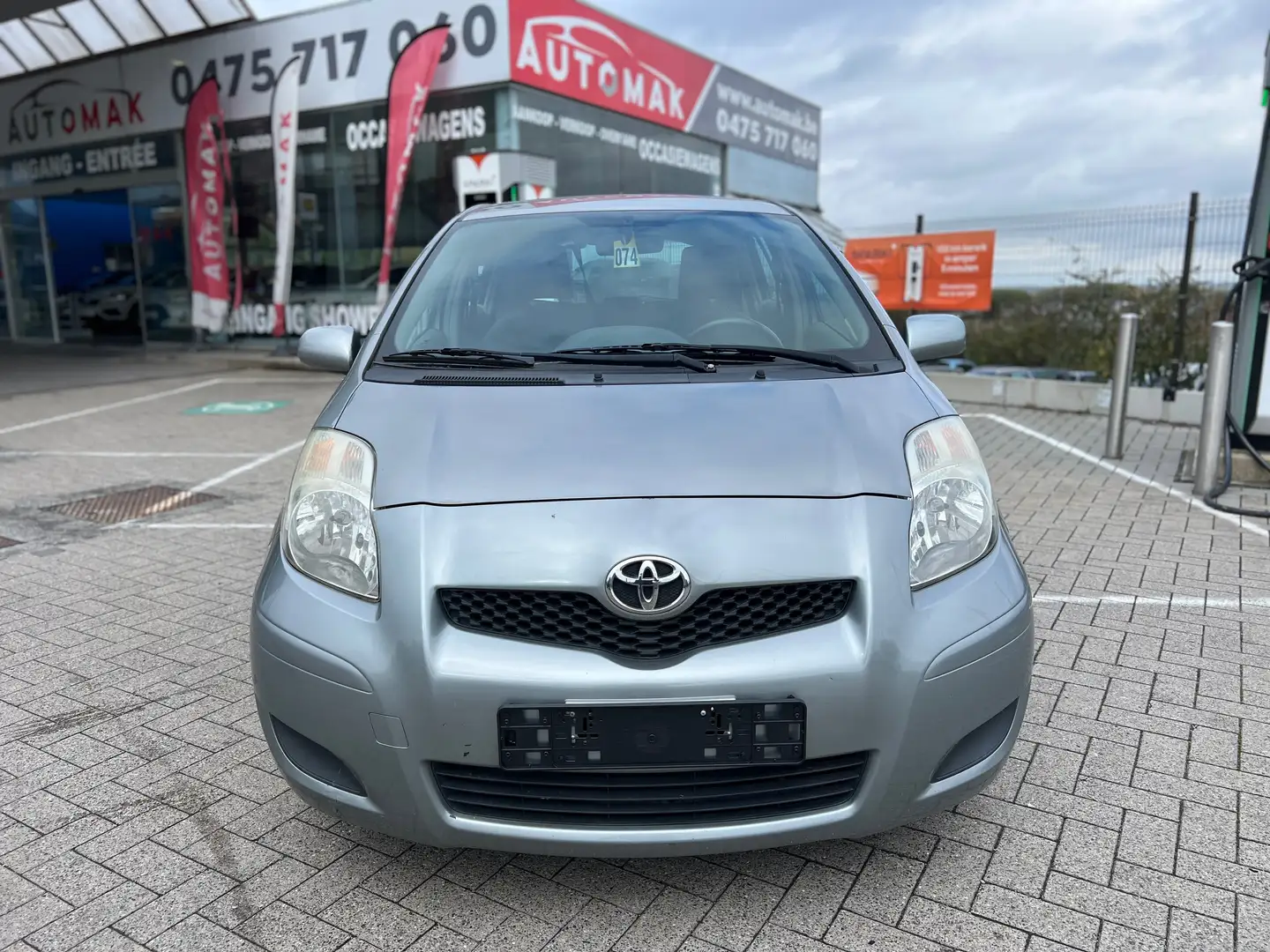 Toyota Yaris 1.33i VVT-i Luna Gris - 1