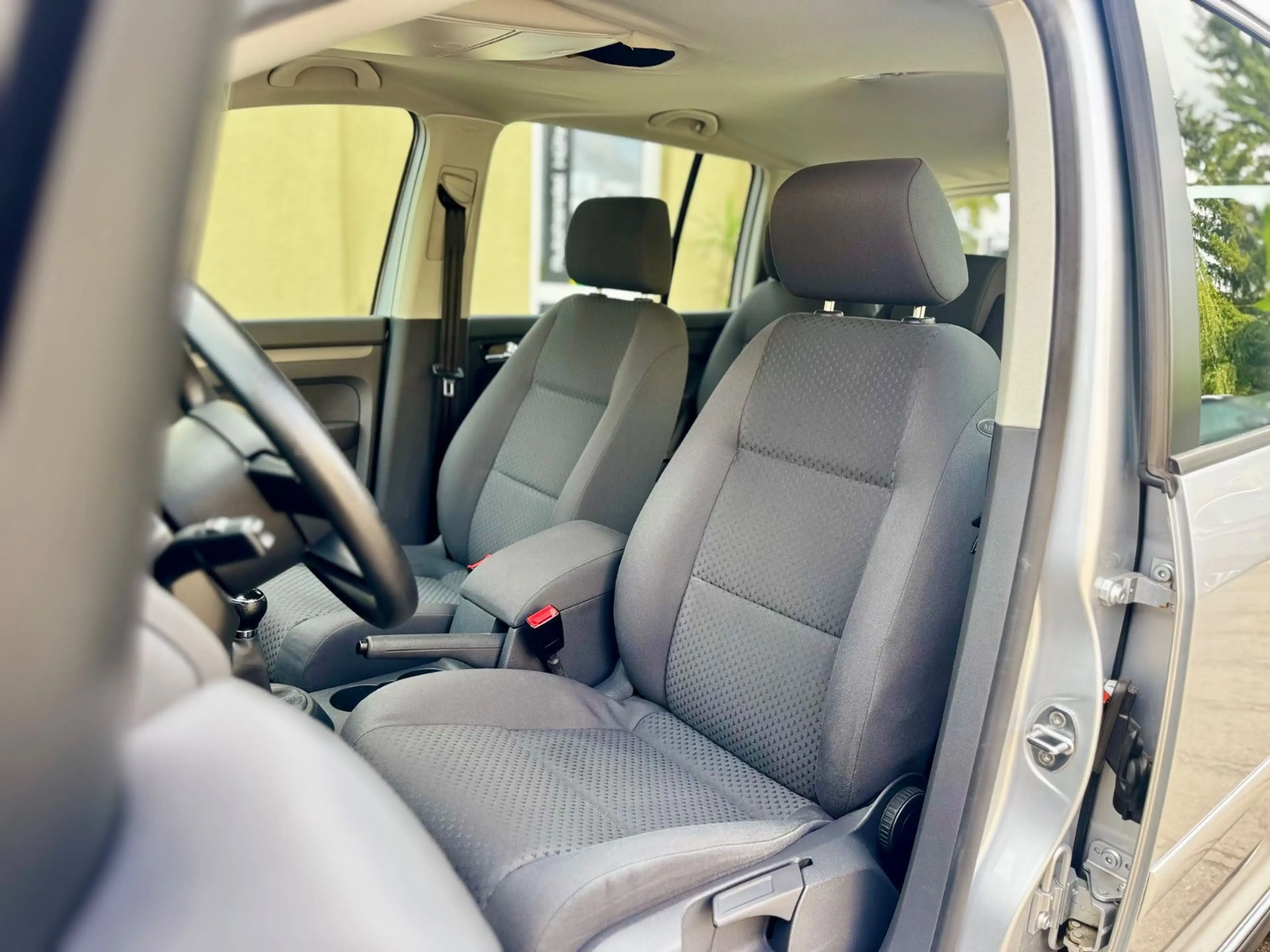 Volkswagen Touran 1.6 Conceptline-1.Hand-Rentnerfahrzeug — photo 11