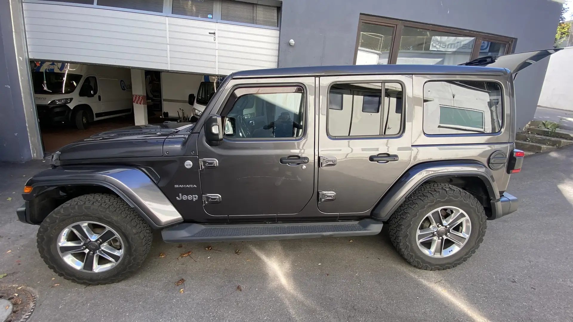Jeep Wrangler Sahara Серый - 1