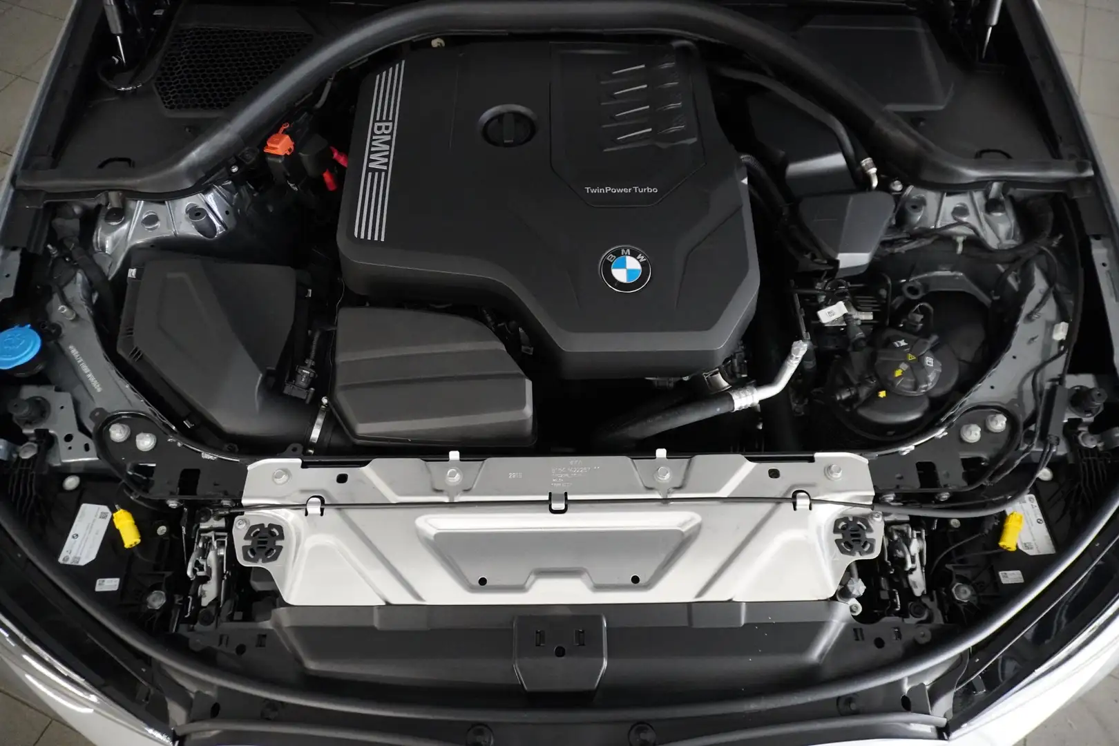 BMW 320 i Grau - 2