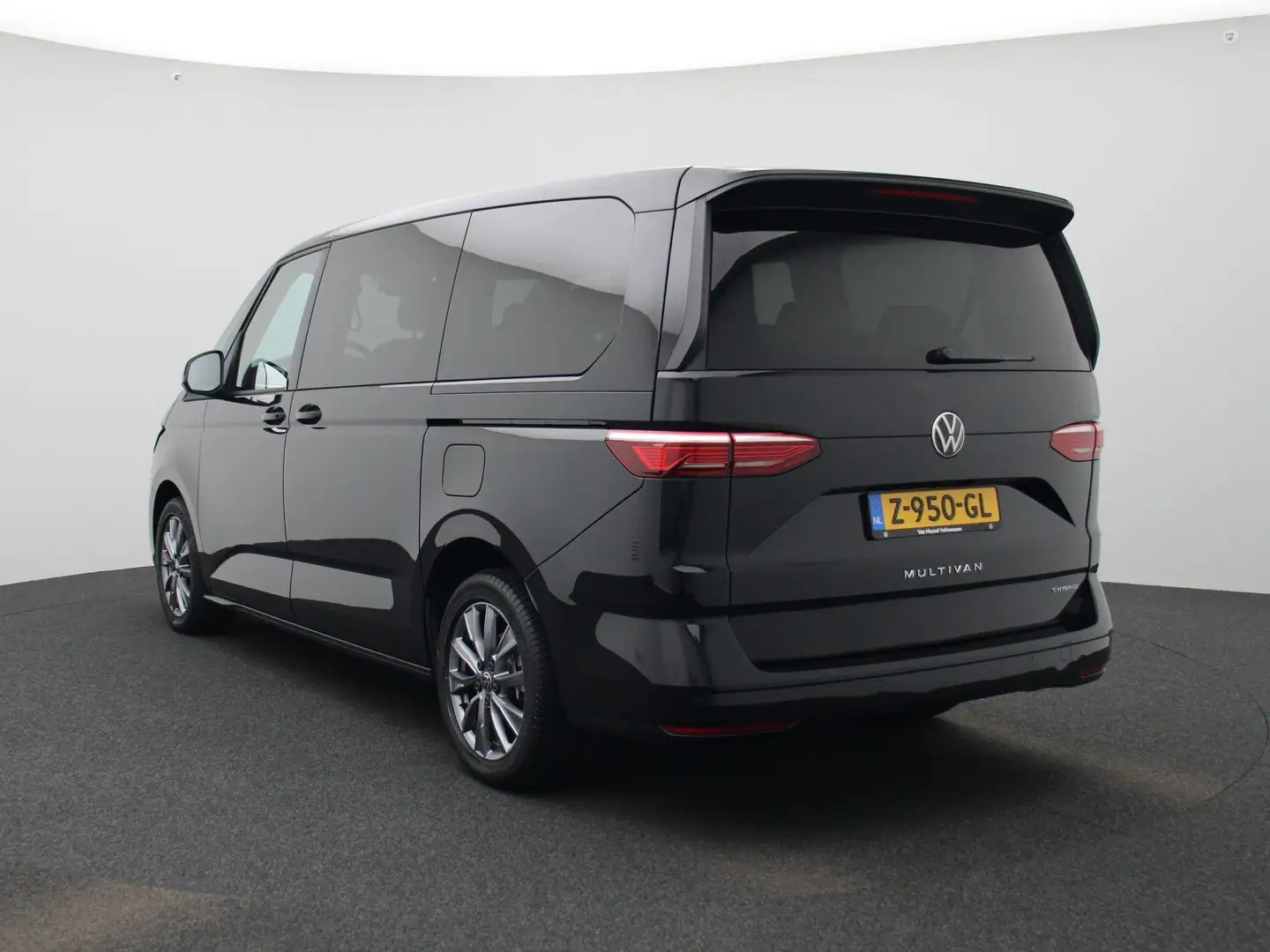 Volkswagen T7 Multivan 1.4 eHybrid L2H1 Life Business 218 PK | Automaat | Schwarz - 2