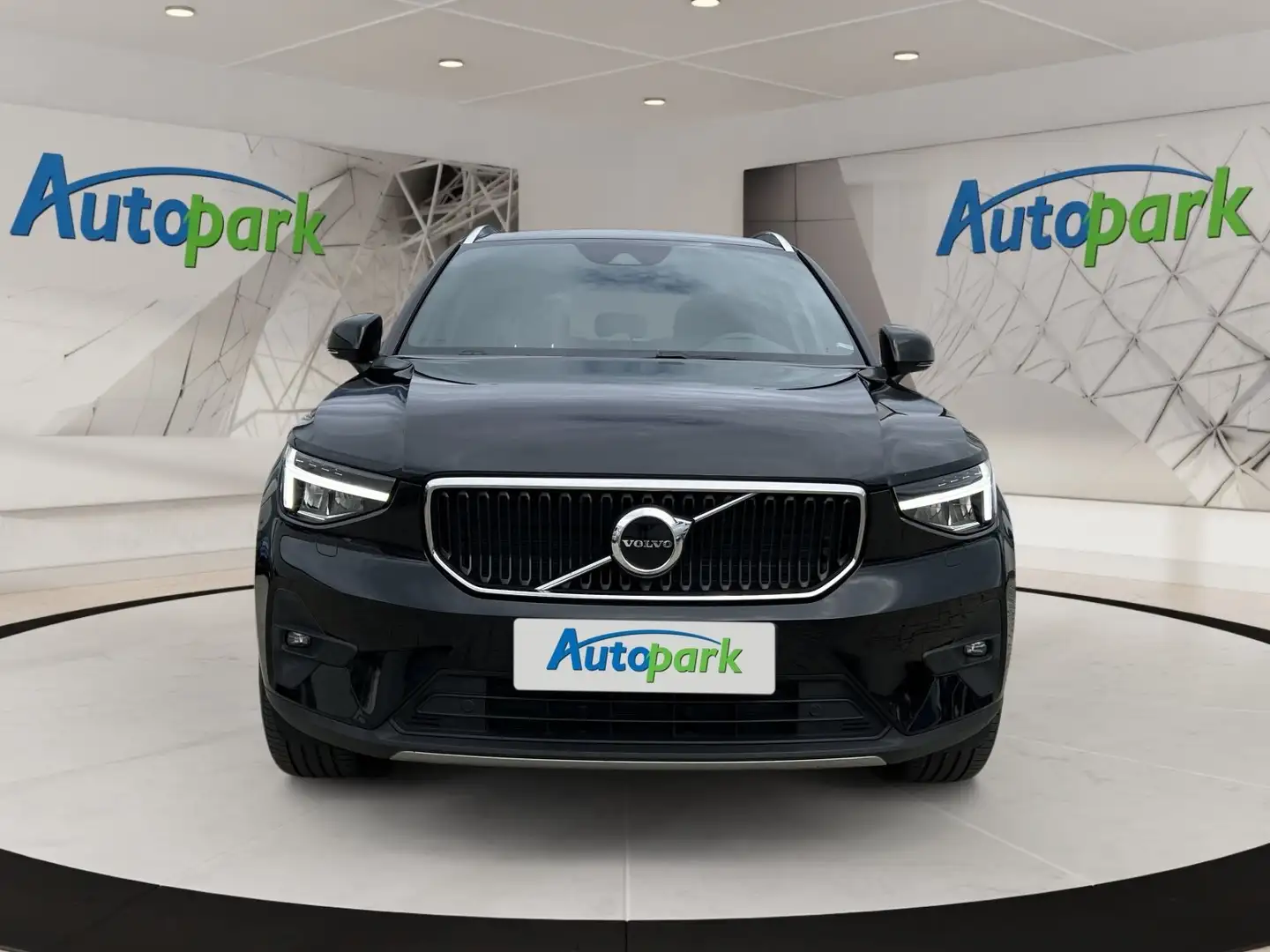 Volvo XC40 Core, T2 2WD Auto. Schwarz - 2