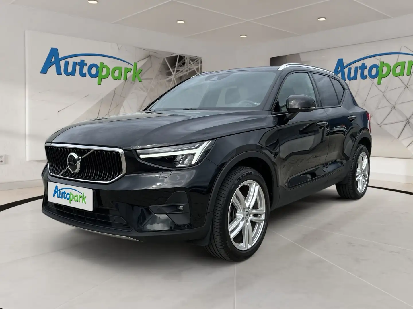 Volvo XC40 Core, T2 2WD Auto. Schwarz - 1