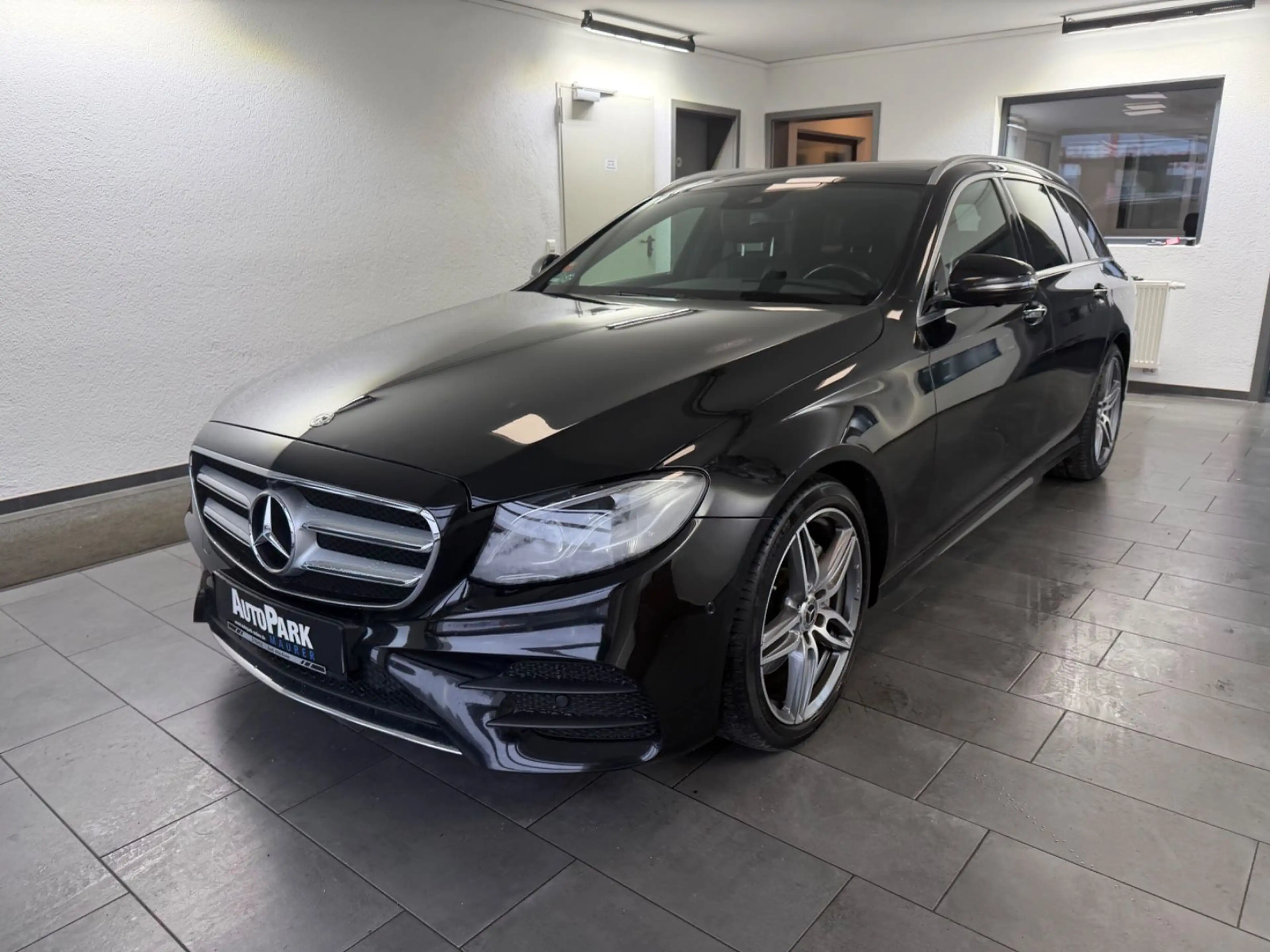 Mercedes-Benz E 220 d T 4M AMG | PANO | AHK | 360° | STANDHZG — photo 2