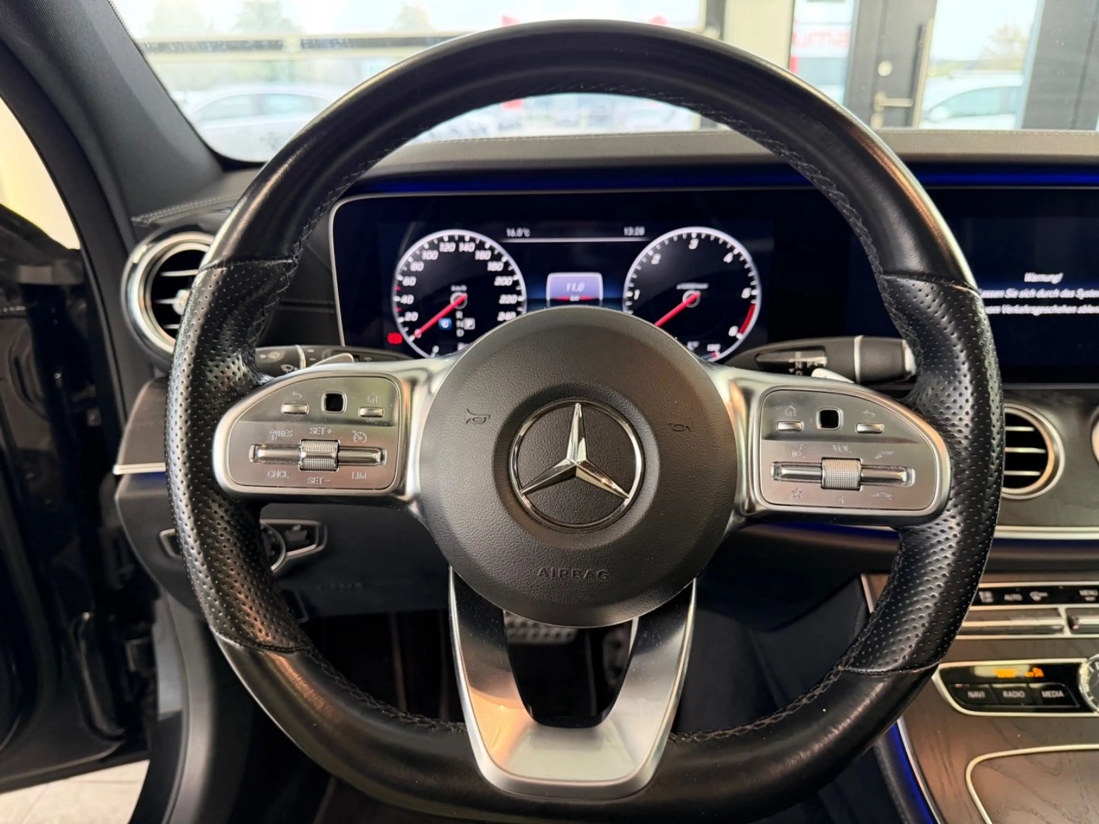 Mercedes-Benz E 220 d T 4M AMG | PANO | AHK | 360° | STANDHZG — photo 13