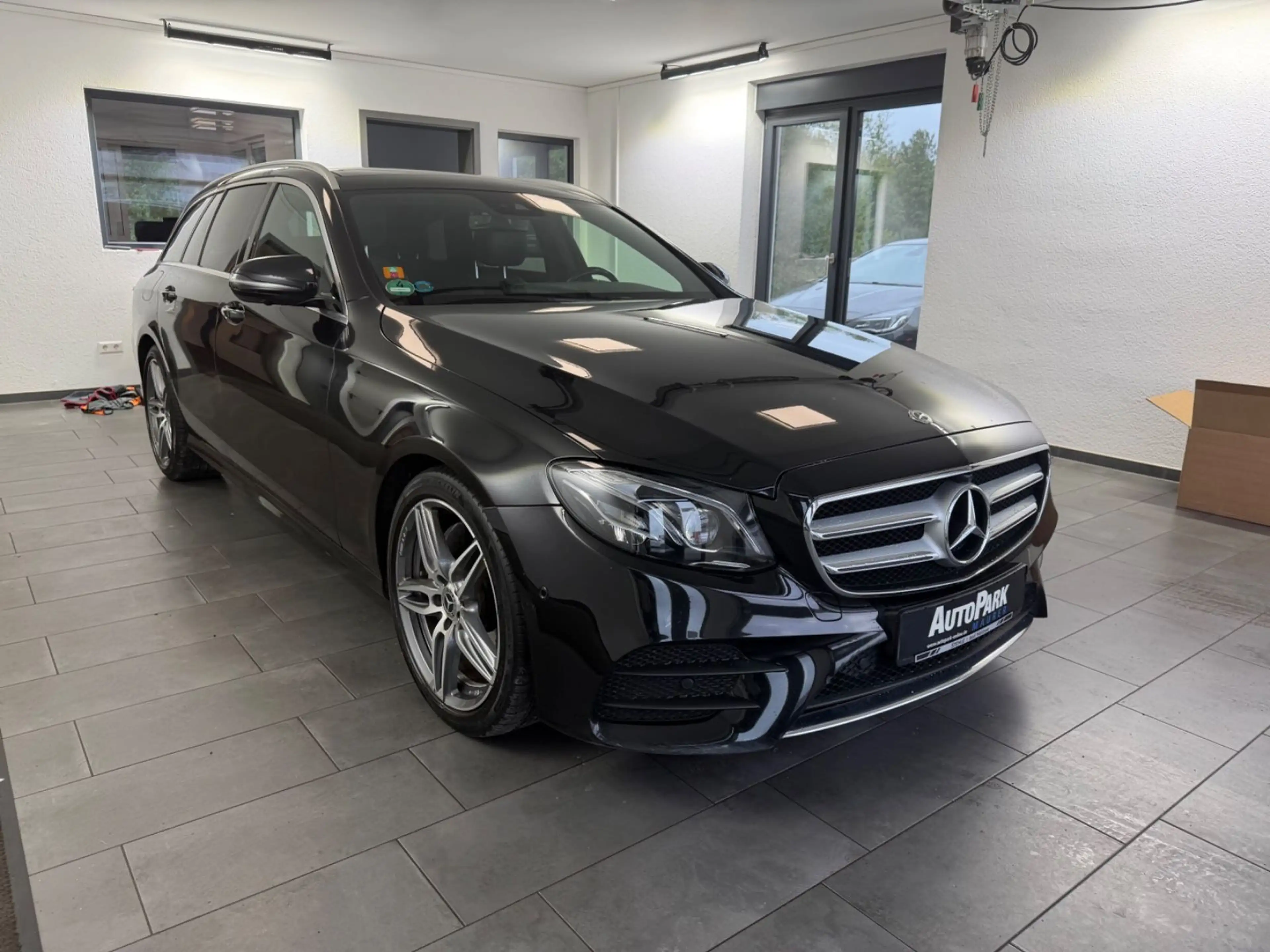 Mercedes-Benz E 220 d T 4M AMG | PANO | AHK | 360° | STANDHZG — photo 4