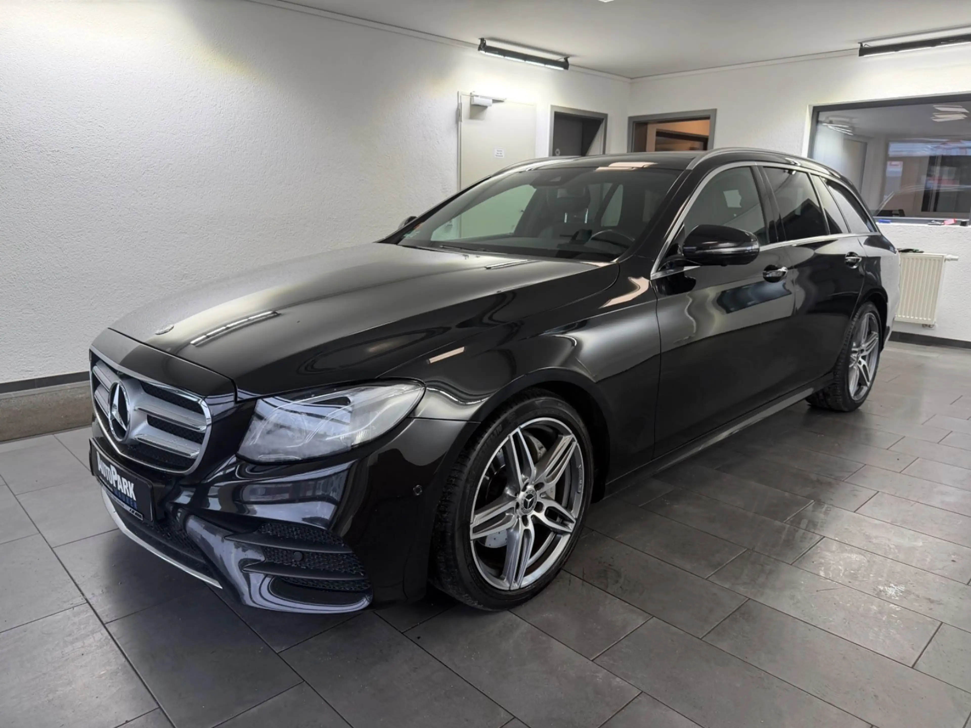Mercedes-Benz E 220 d T 4M AMG | PANO | AHK | 360° | STANDHZG