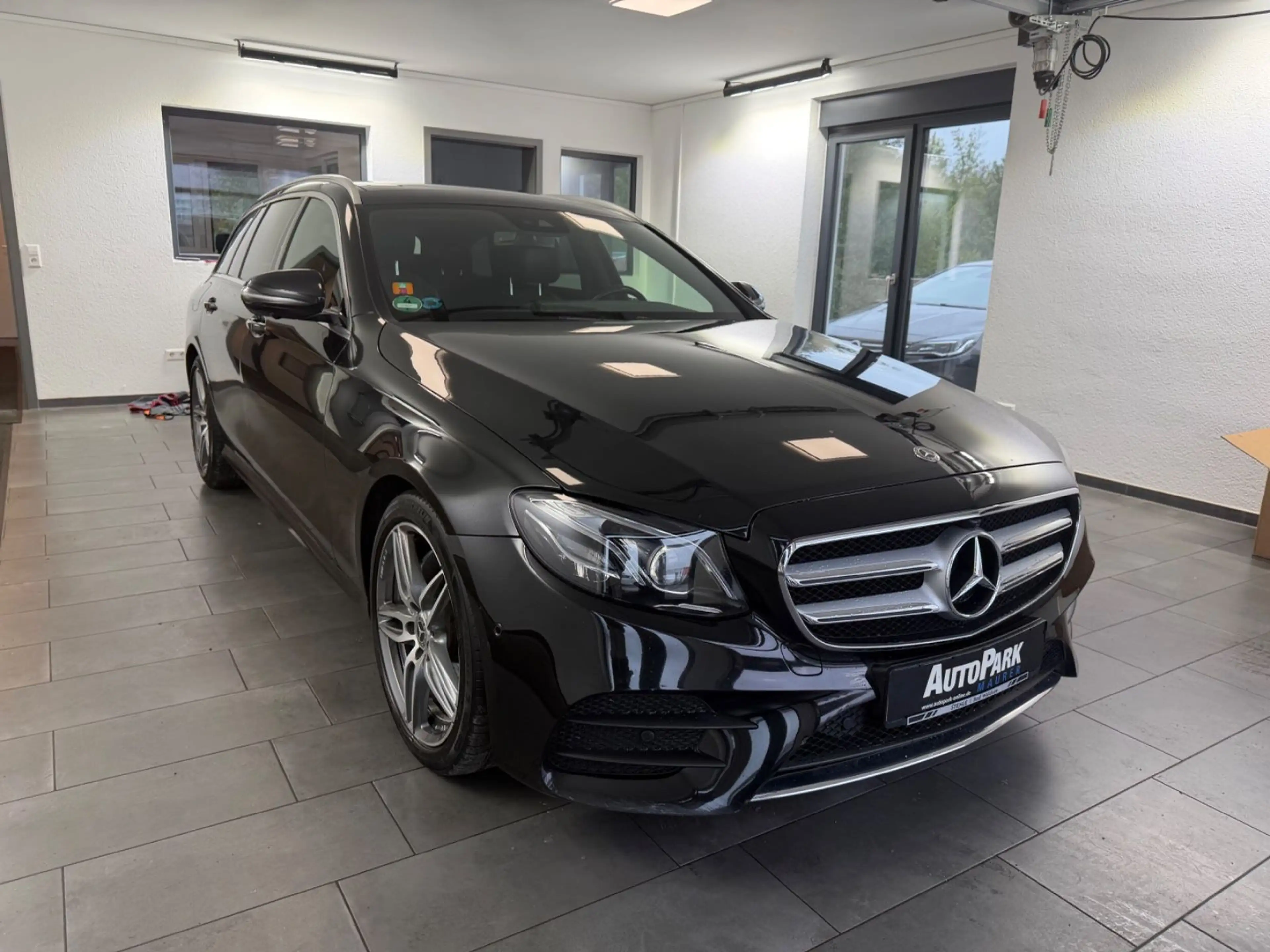 Mercedes-Benz E 220 d T 4M AMG | PANO | AHK | 360° | STANDHZG — photo 3