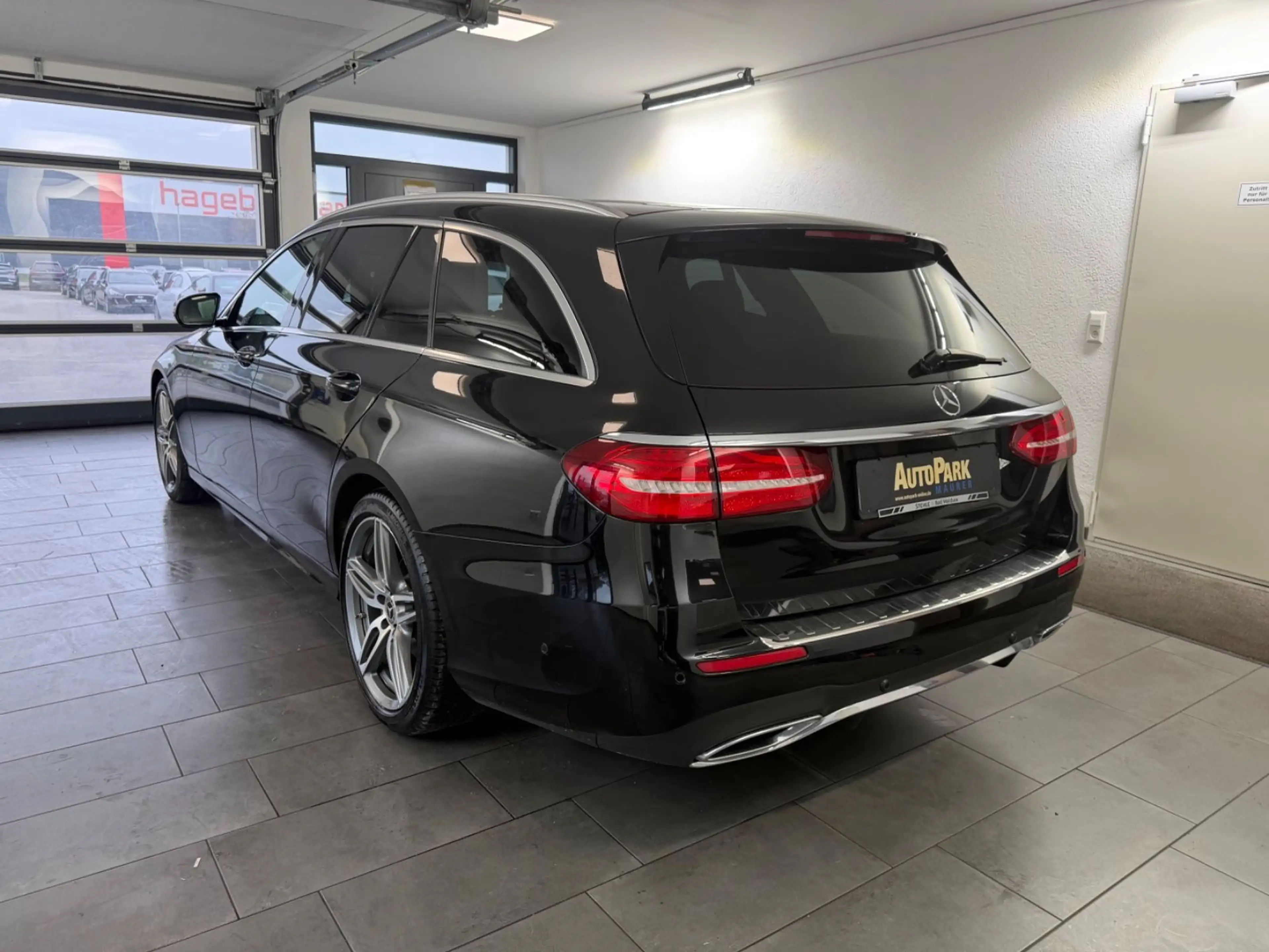 Mercedes-Benz E 220 d T 4M AMG | PANO | AHK | 360° | STANDHZG — photo 7