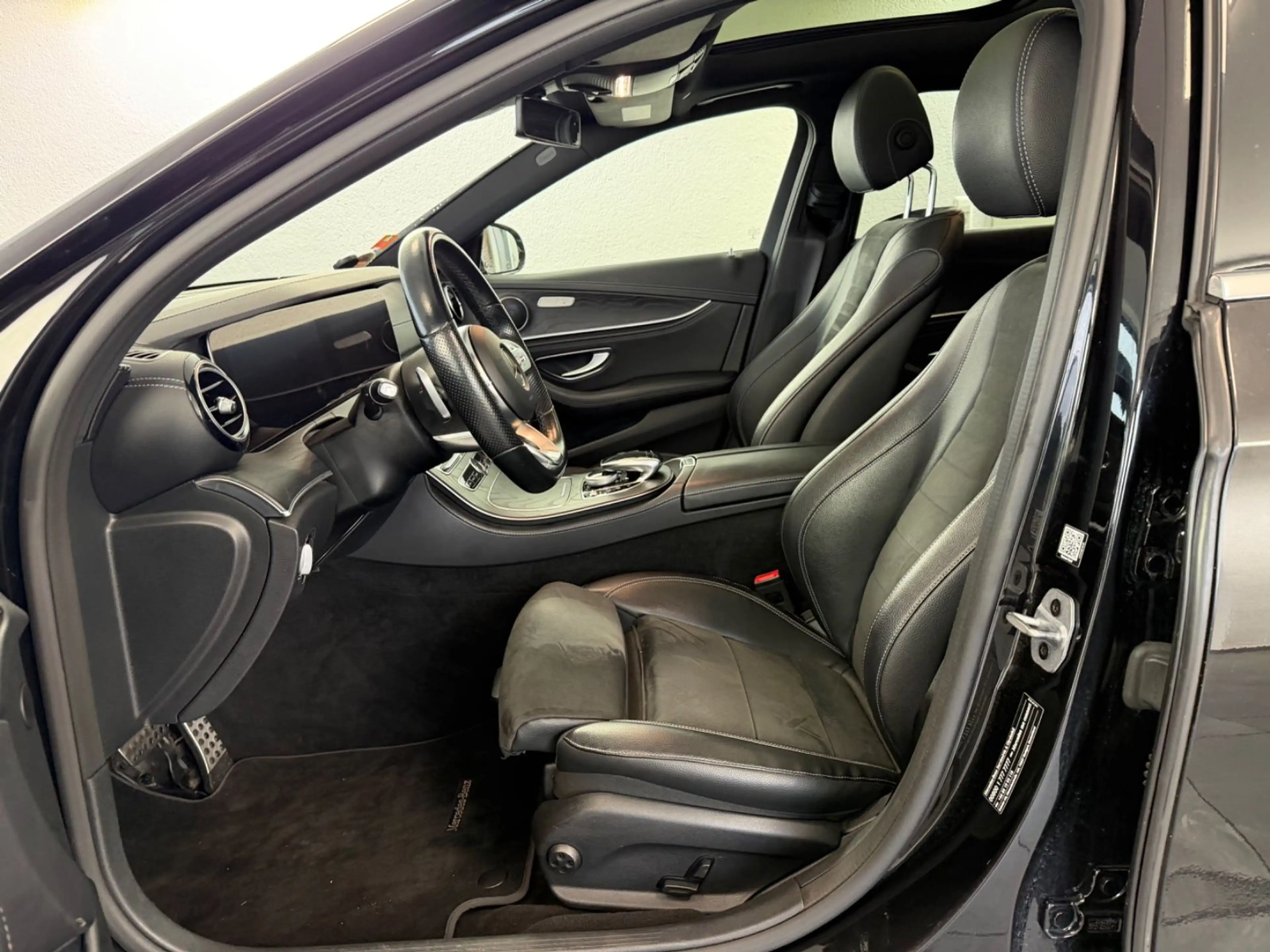 Mercedes-Benz E 220 d T 4M AMG | PANO | AHK | 360° | STANDHZG — photo 9