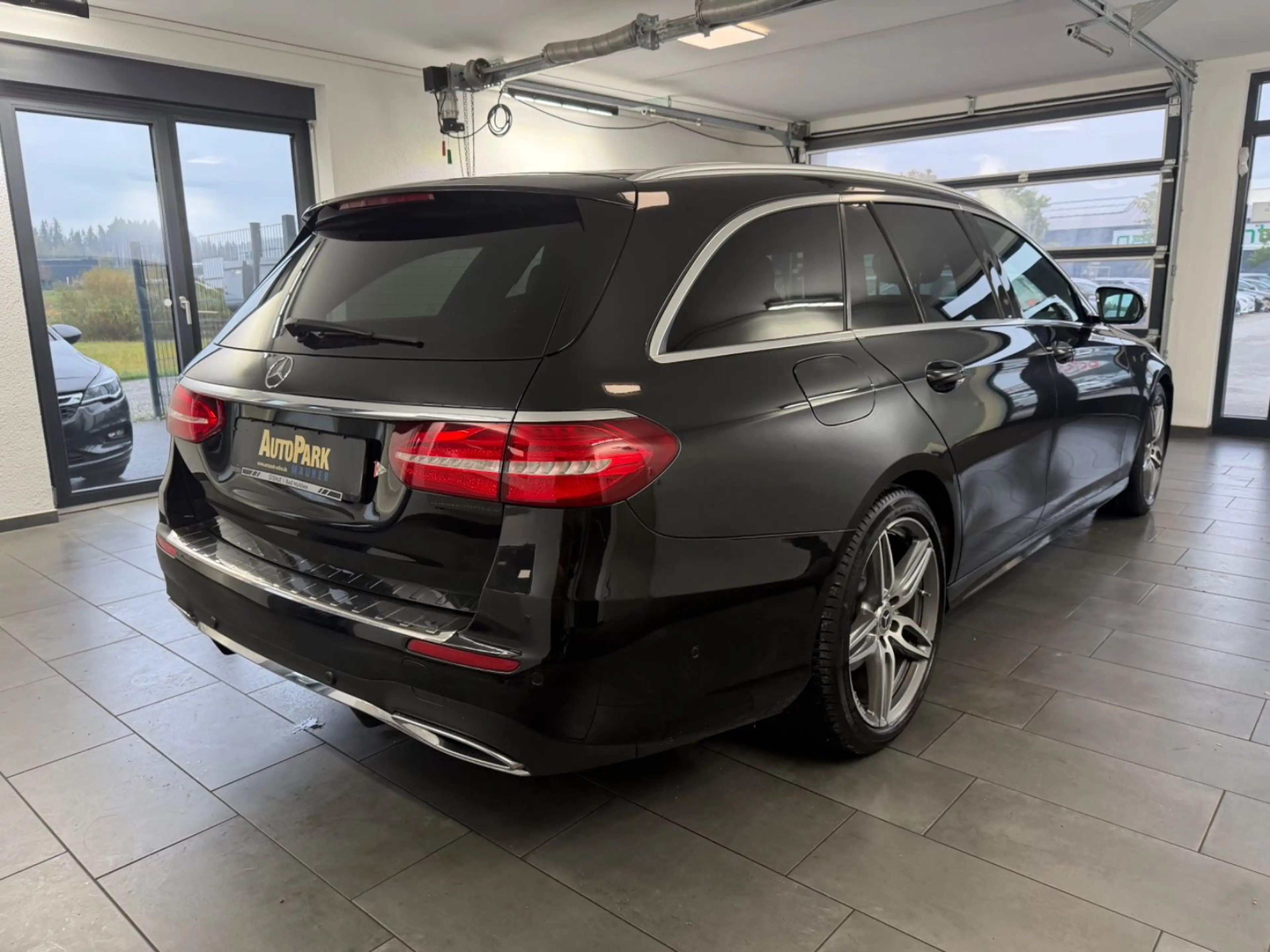Mercedes-Benz E 220 d T 4M AMG | PANO | AHK | 360° | STANDHZG — photo 6