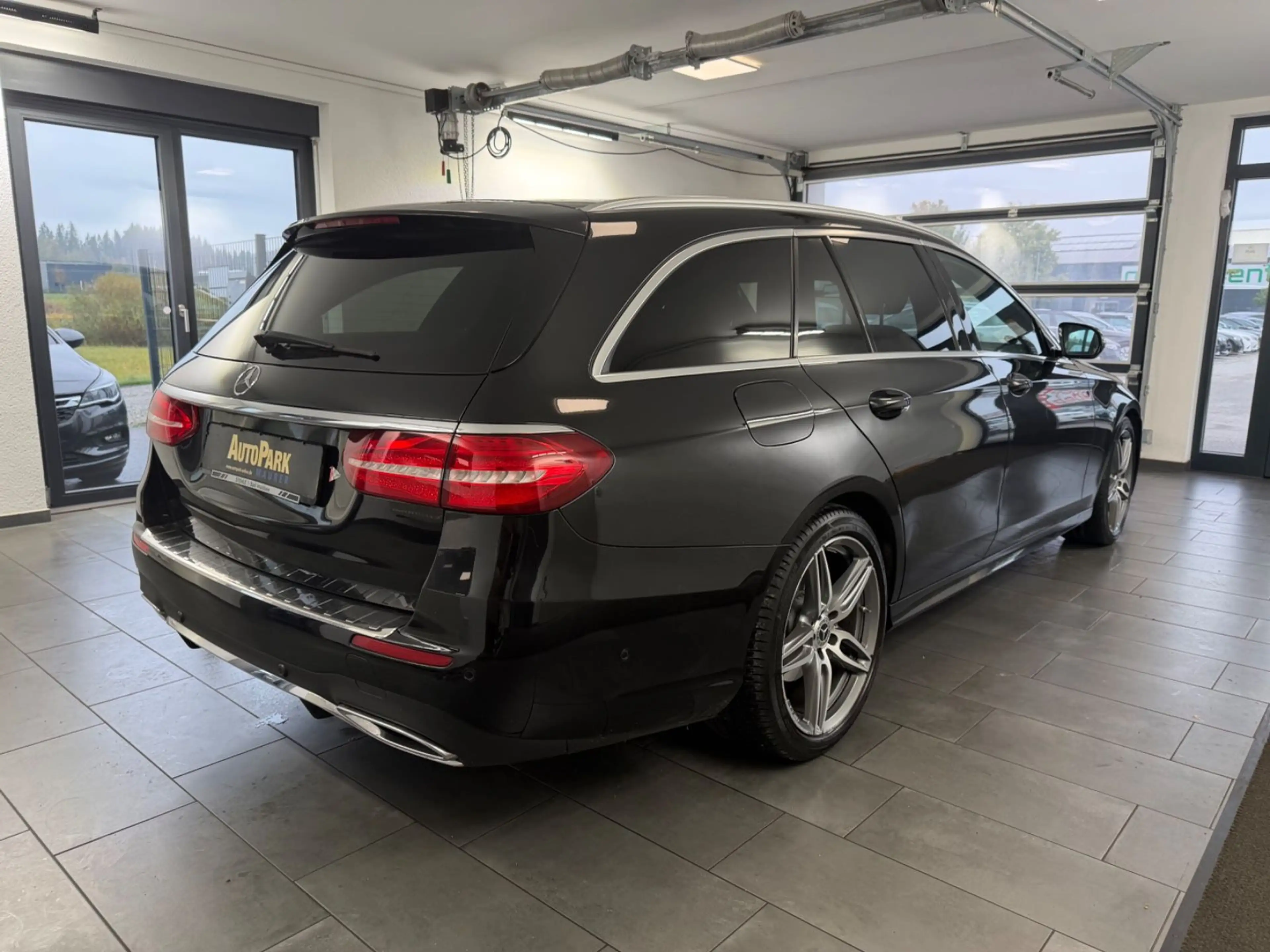 Mercedes-Benz E 220 d T 4M AMG | PANO | AHK | 360° | STANDHZG — photo 5