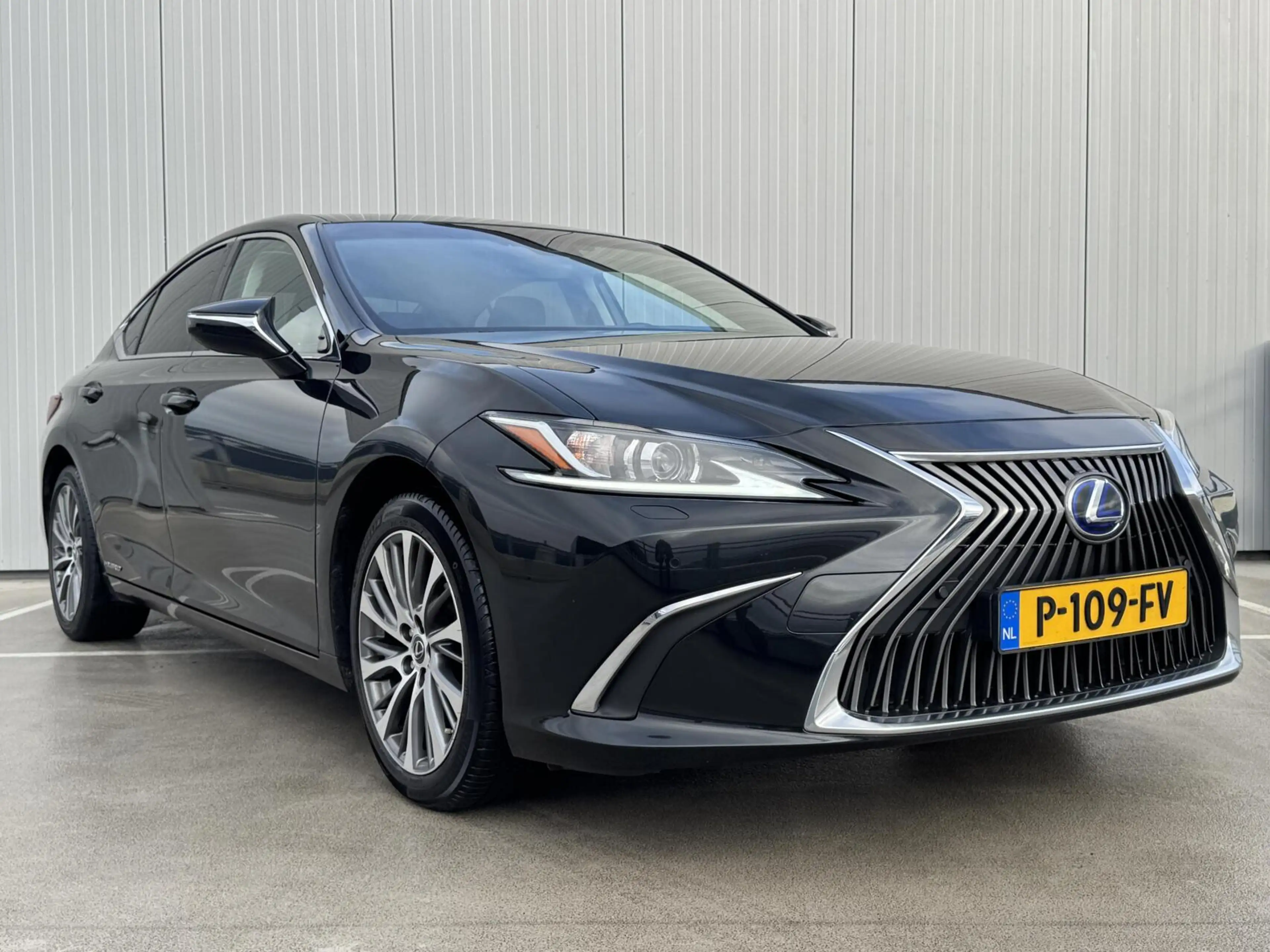 Lexus ES 300 300h Preference Line Business|NL-Auto — photo 37