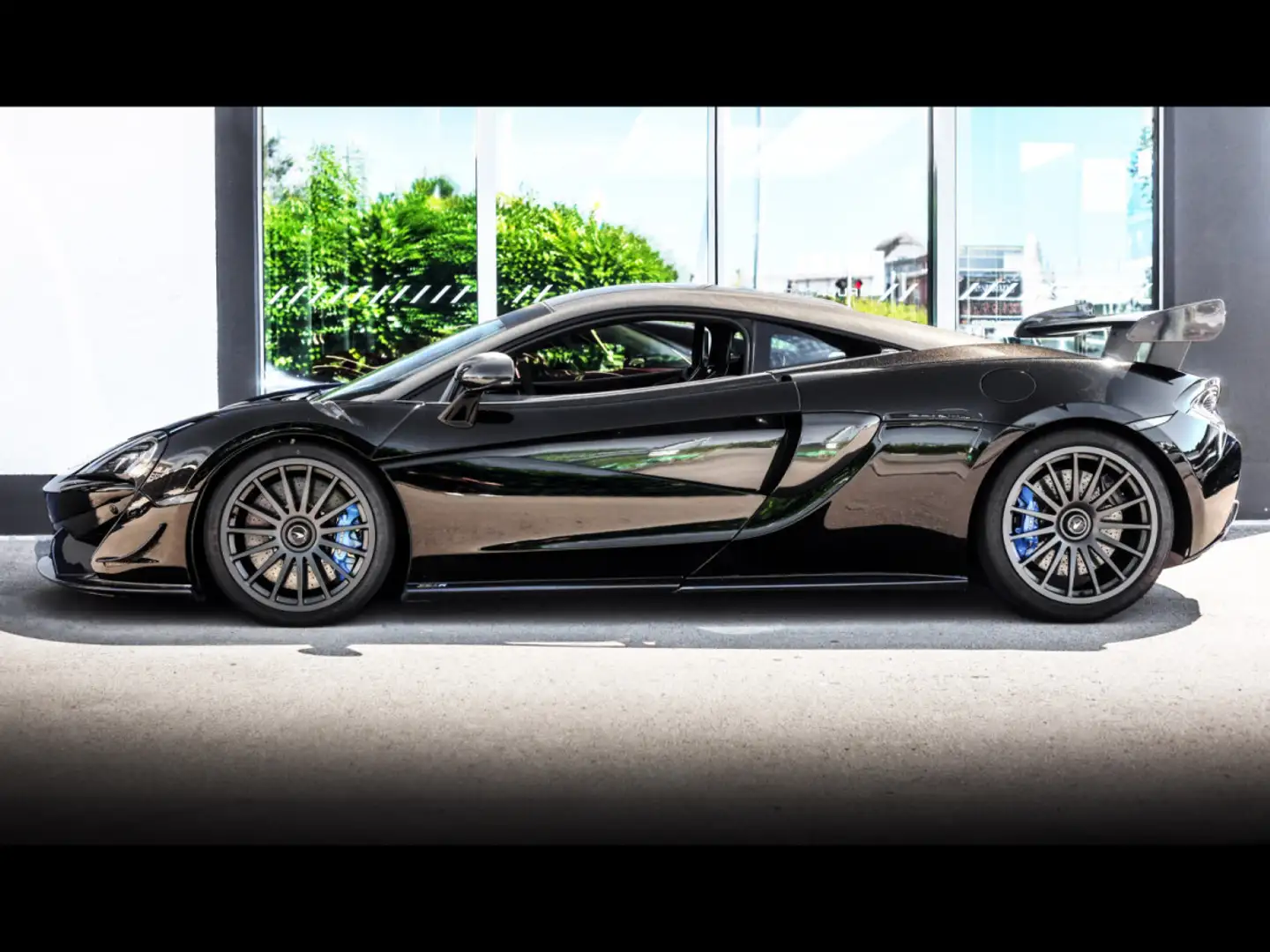 McLaren 620R XP3 1 OF 1 MSO FACTORY CAR EXTENDED CARBON°B&W Noir - 2