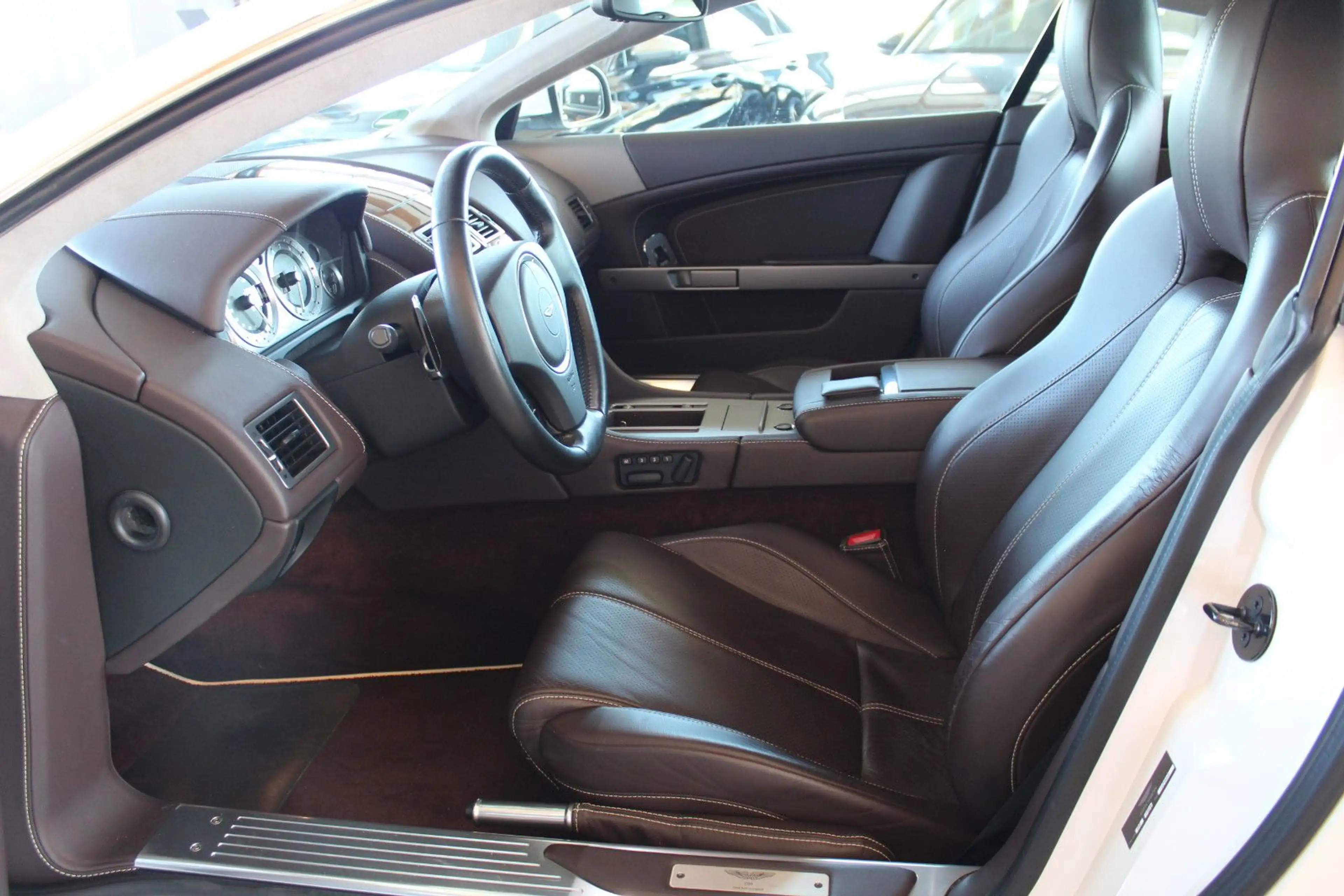 Aston Martin DB9 6.0 Touchtronic — photo 7