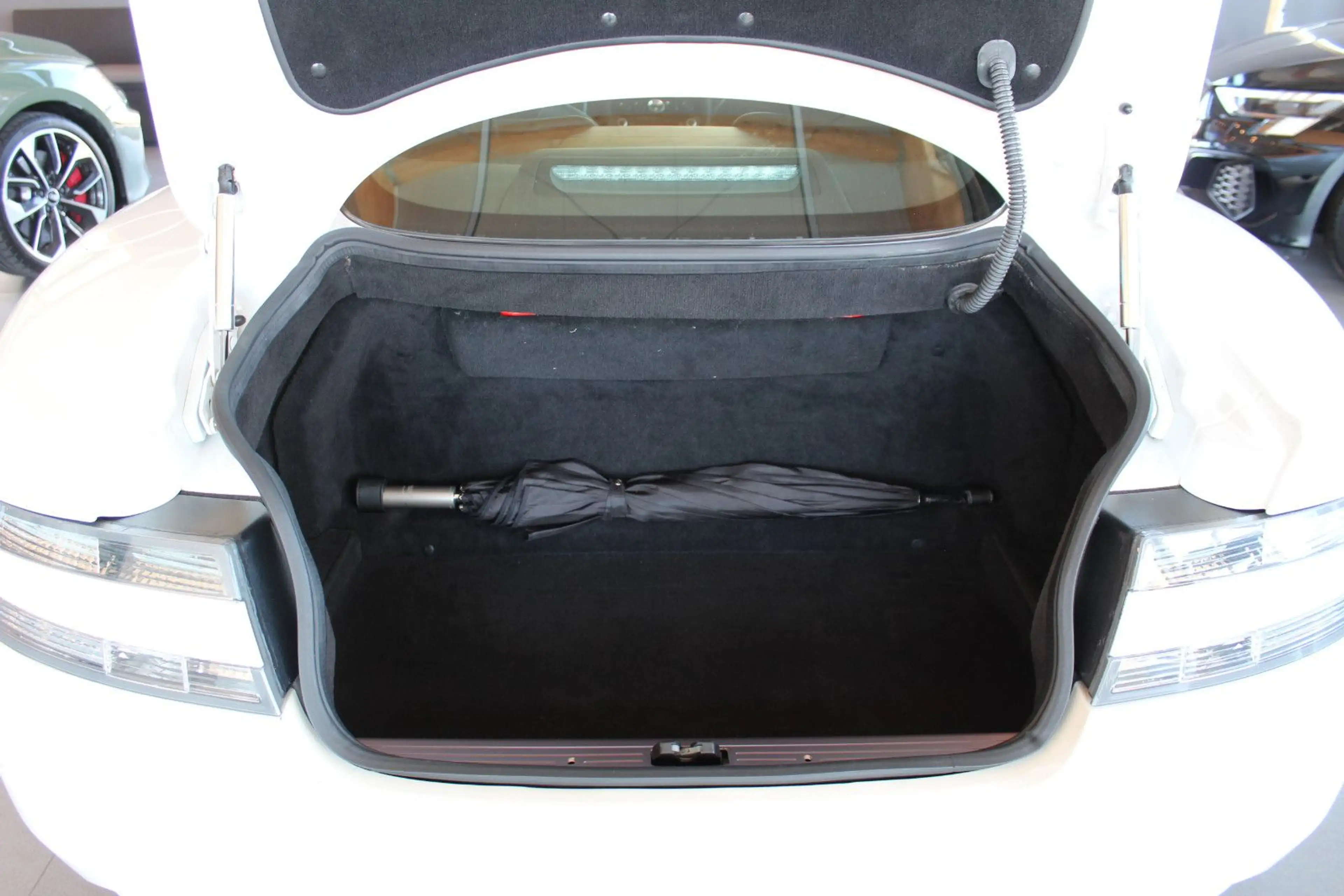 Aston Martin DB9 6.0 Touchtronic — photo 12