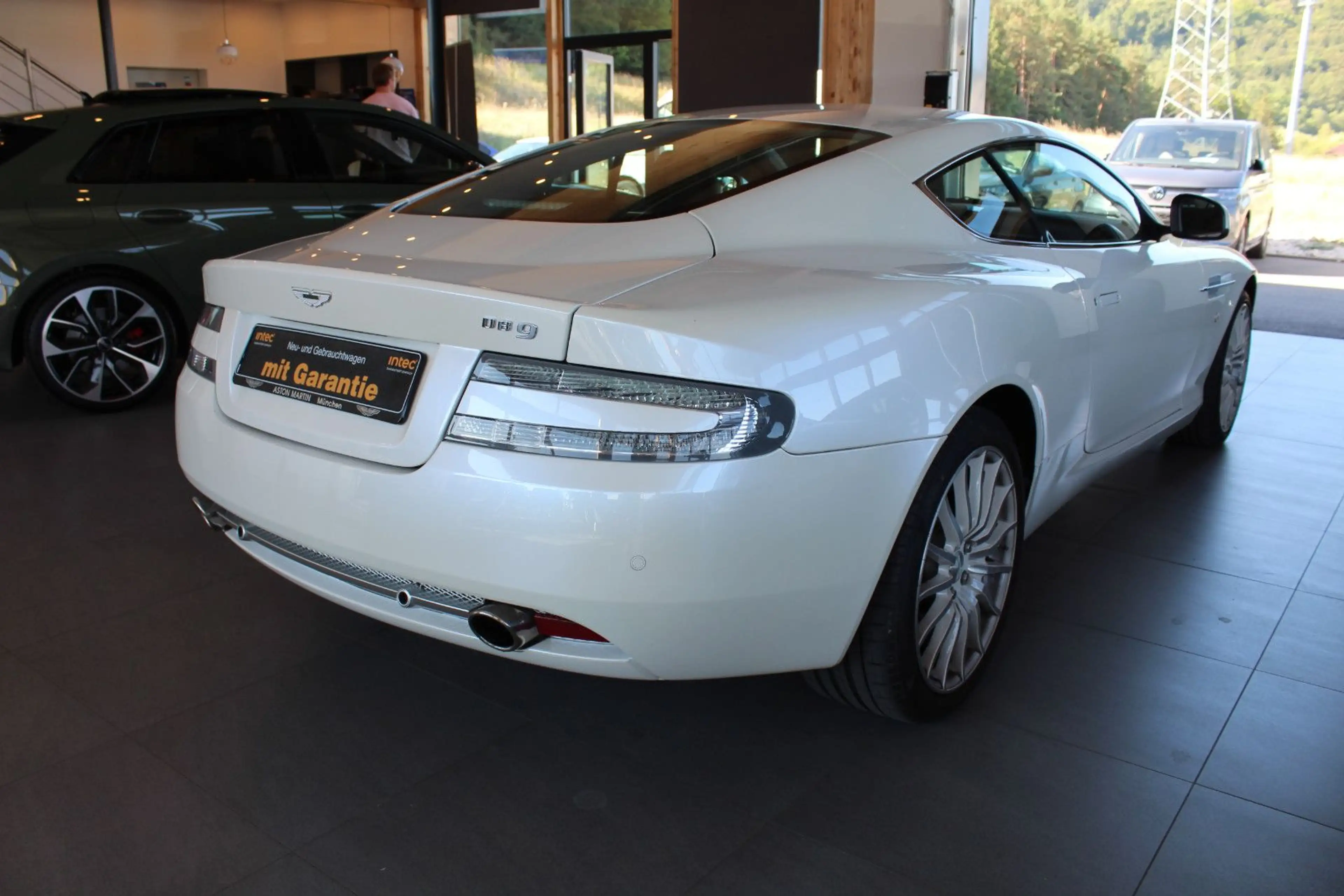 Aston Martin DB9 6.0 Touchtronic — photo 4