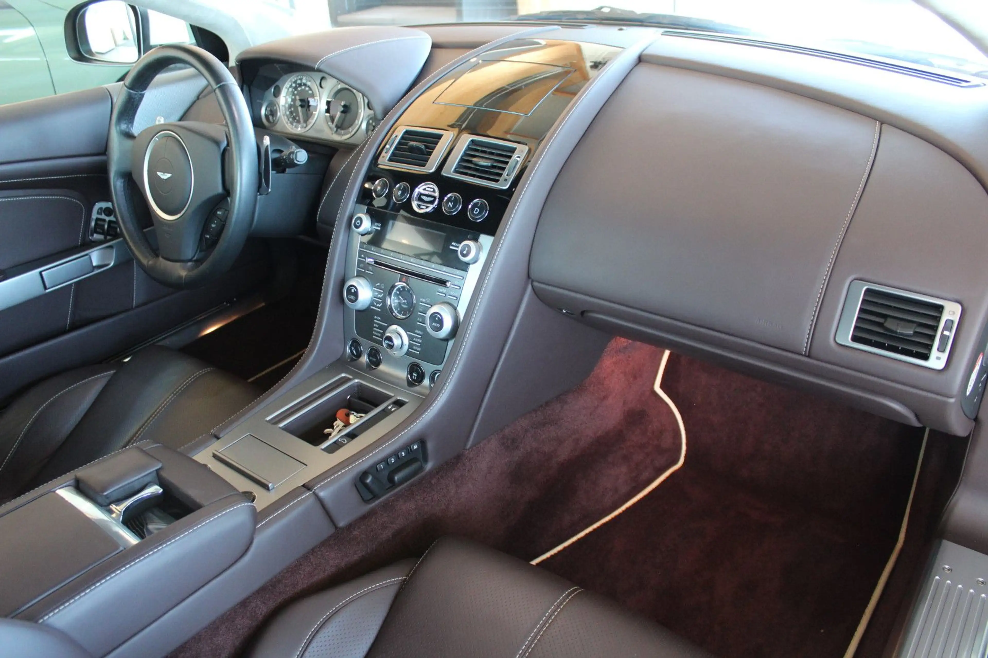 Aston Martin DB9 6.0 Touchtronic — photo 10