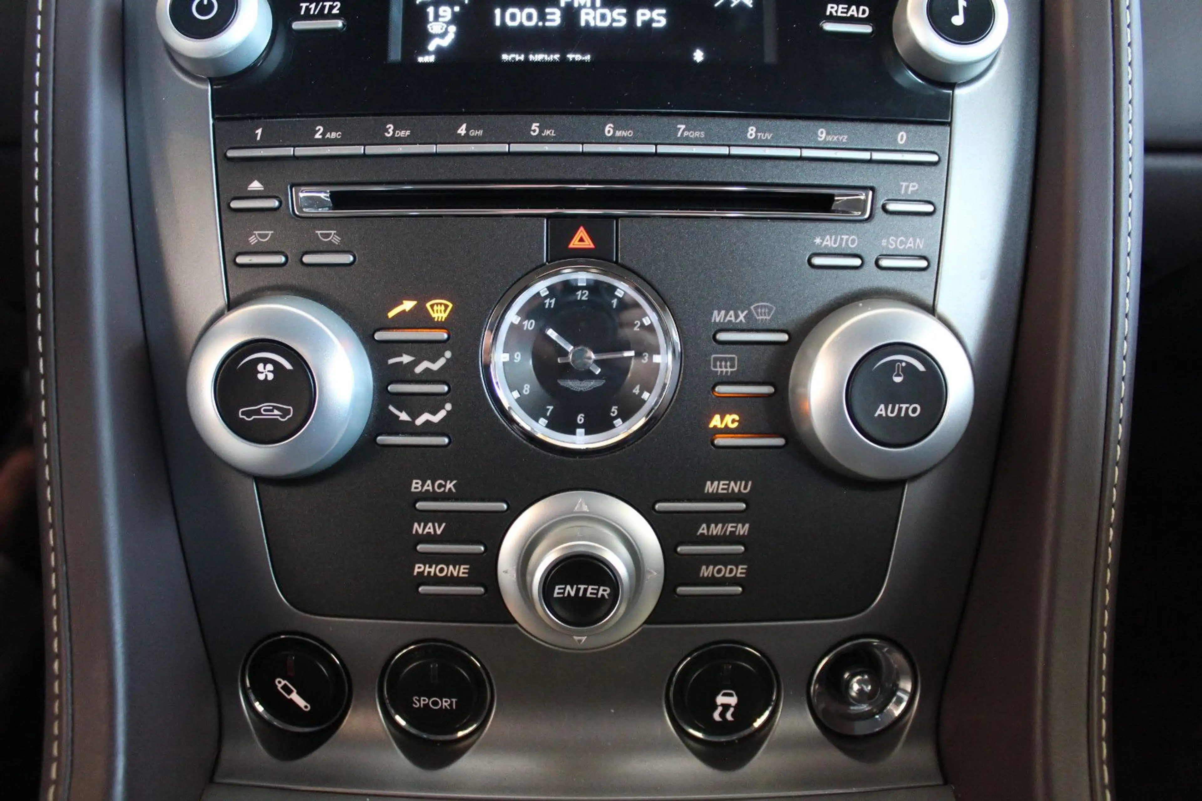 Aston Martin DB9 6.0 Touchtronic — photo 15