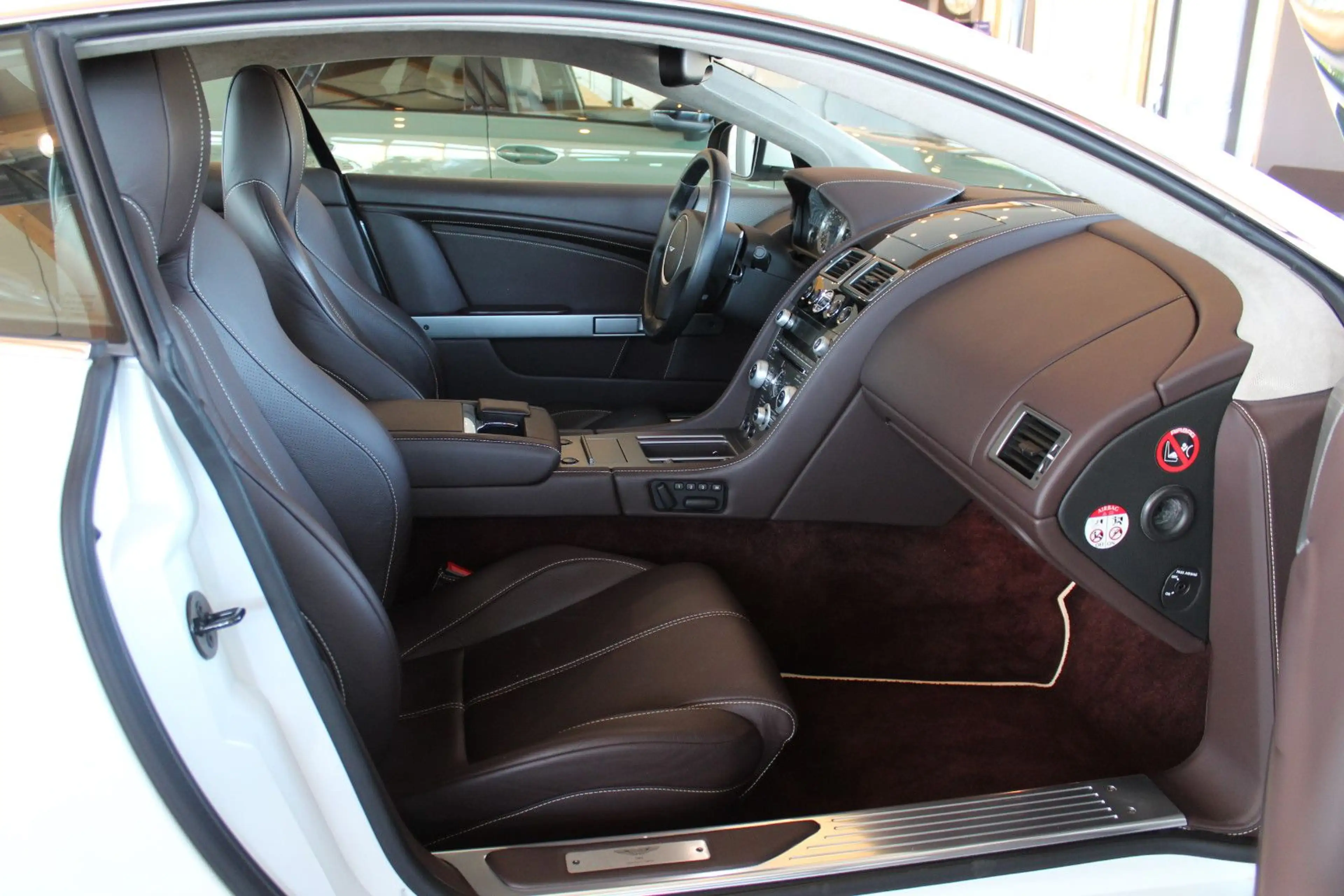 Aston Martin DB9 6.0 Touchtronic — photo 9