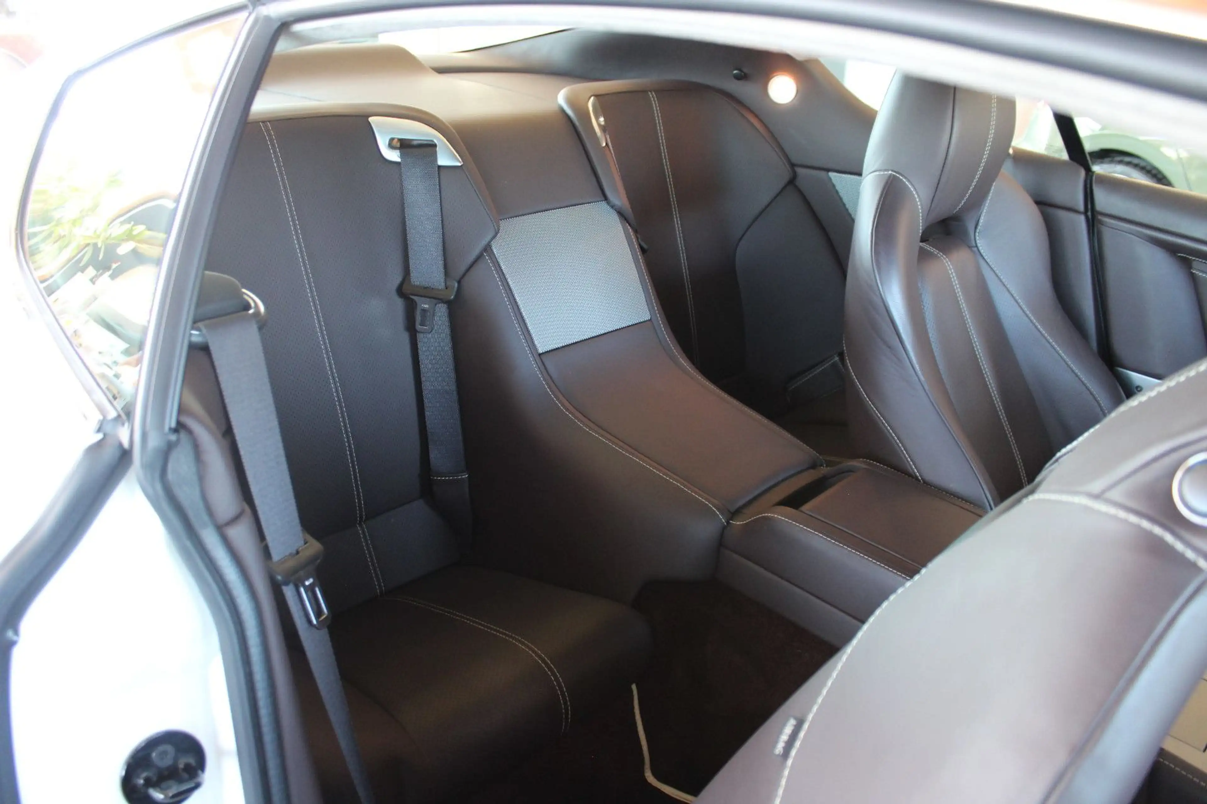 Aston Martin DB9 6.0 Touchtronic — photo 11