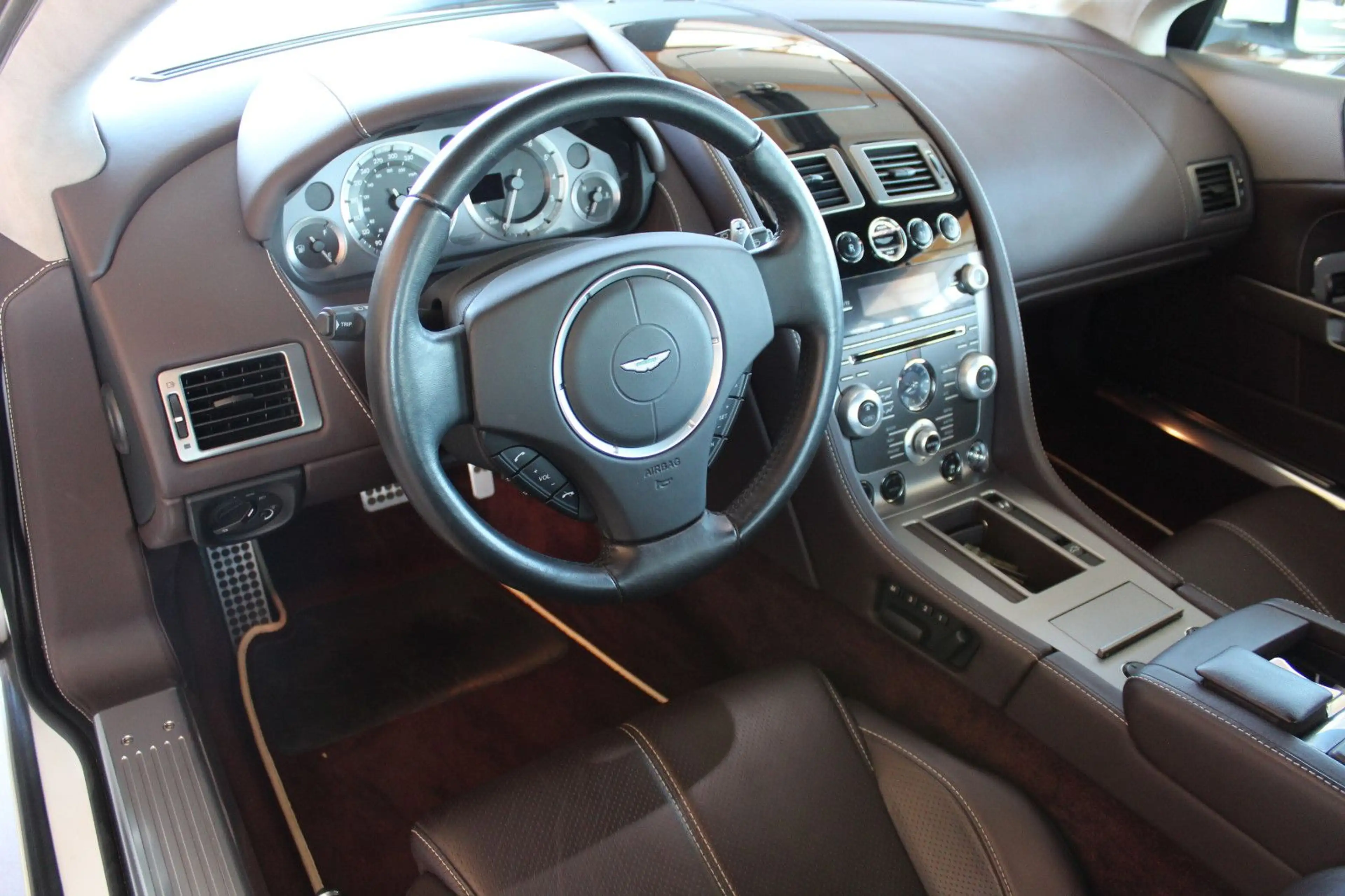 Aston Martin DB9 6.0 Touchtronic — photo 8