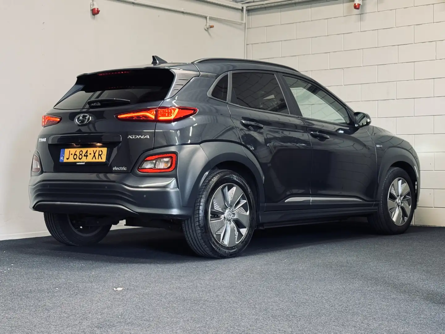 Hyundai KONA EV Fashion 64 kWh 3-Fase | Head-Up | Adapt.Cruise Grijs - 2