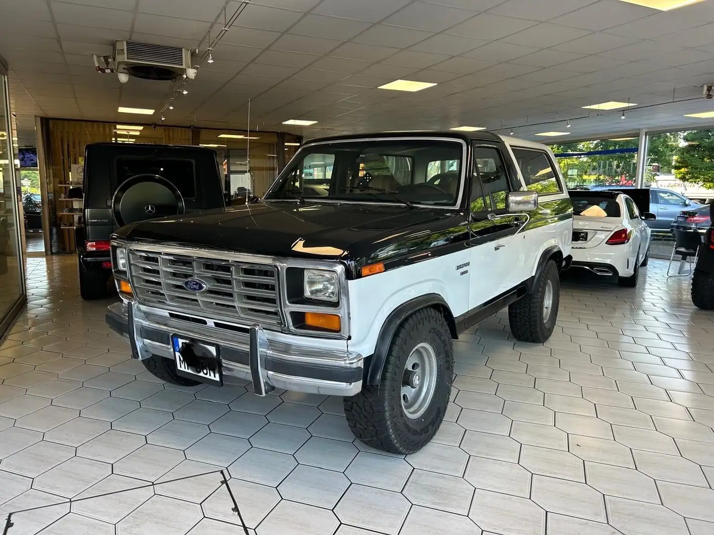 Ford Bronco 5,0 V8 XLT  4X4 - Liebhaberstück Schwarz - 2