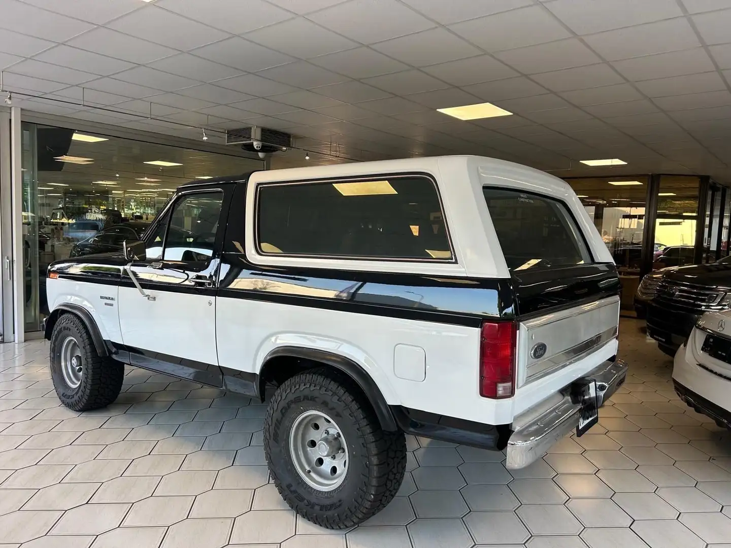 Ford Bronco 5,0 V8 XLT  4X4 - Liebhaberstück Schwarz - 2