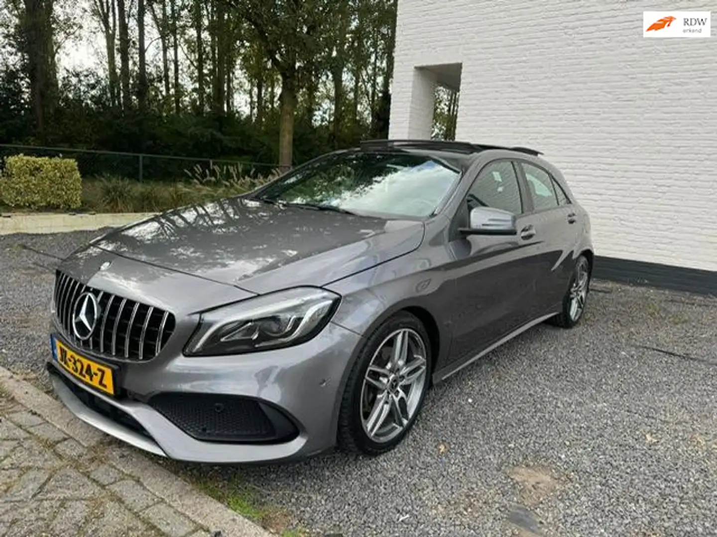 Mercedes-Benz A 180 panoramadak AMG 12 MAANDEN GARANTIE HARMAN KARDON Grijs - 1
