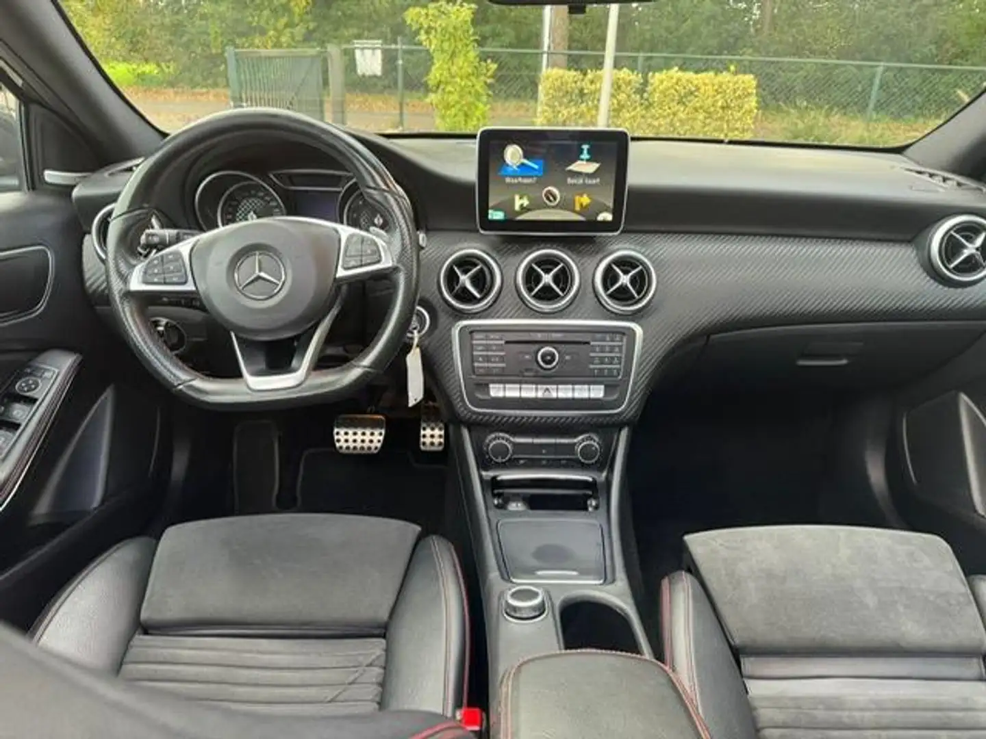 Mercedes-Benz A 180 panoramadak AMG 12 MAANDEN GARANTIE HARMAN KARDON Grijs - 2