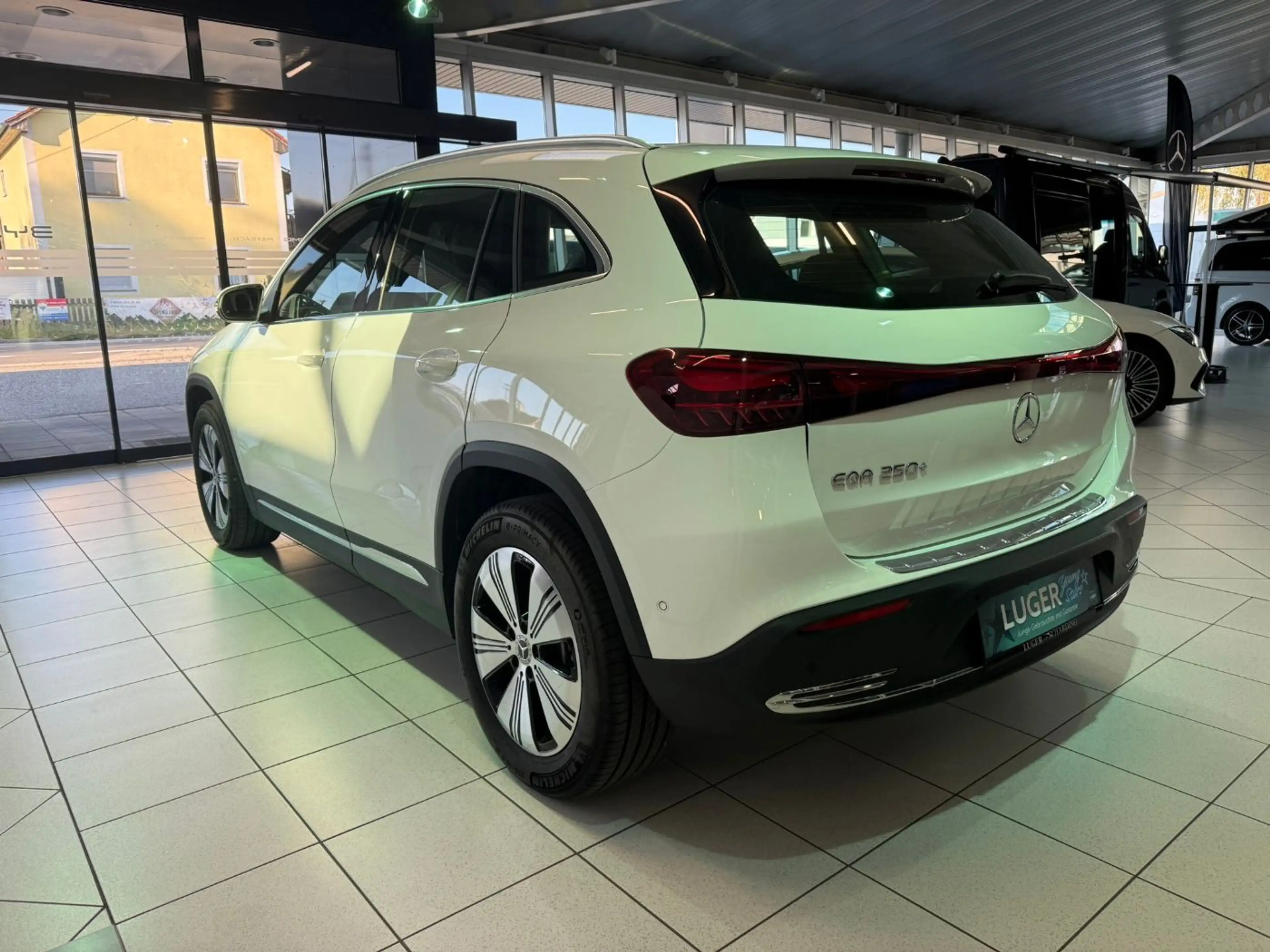 Mercedes-Benz EQA 250 + Progressive RKam Klima Shz Ambi eHeck — photo 7