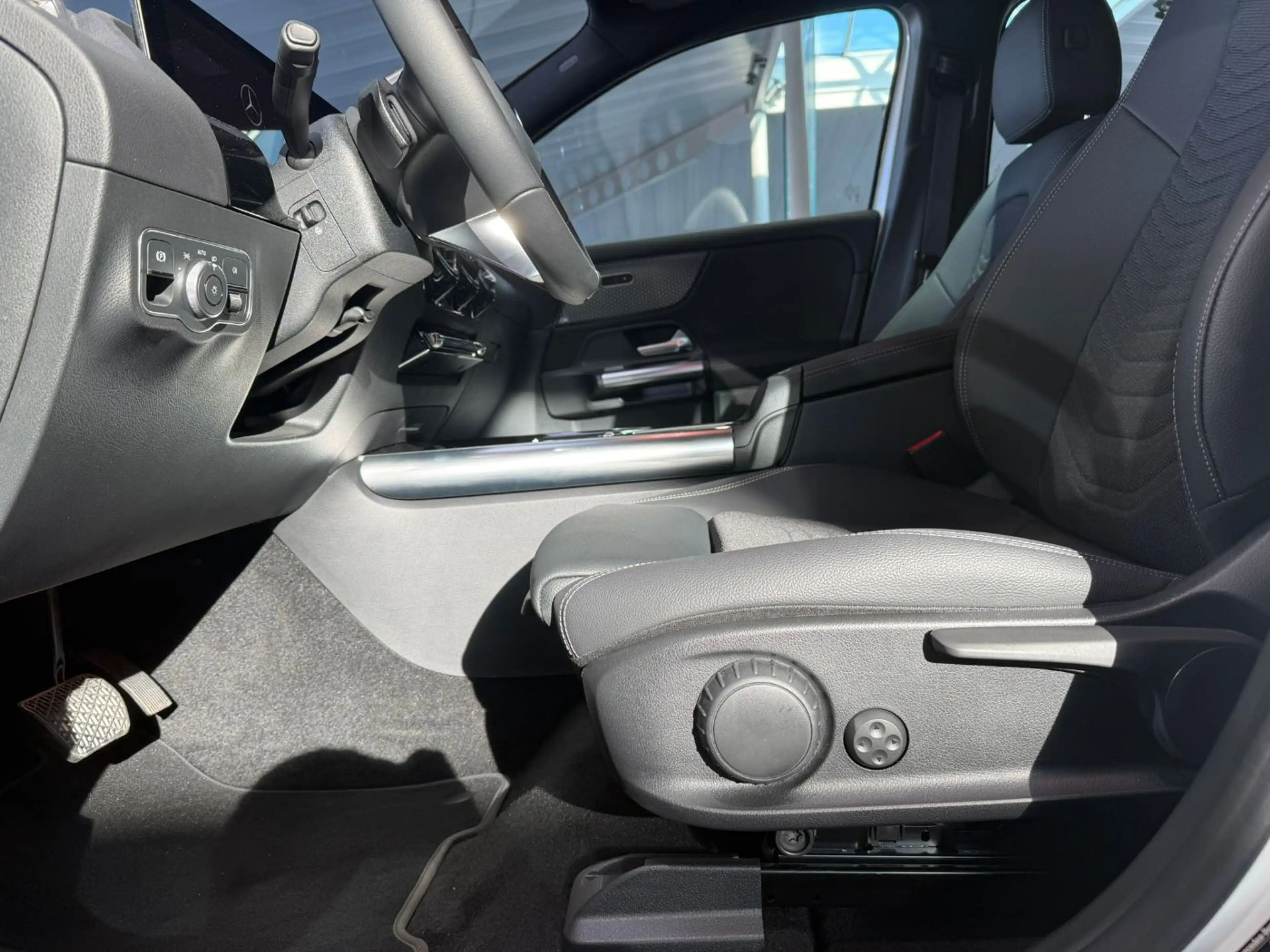 Mercedes-Benz EQA 250 + Progressive RKam Klima Shz Ambi eHeck — photo 10