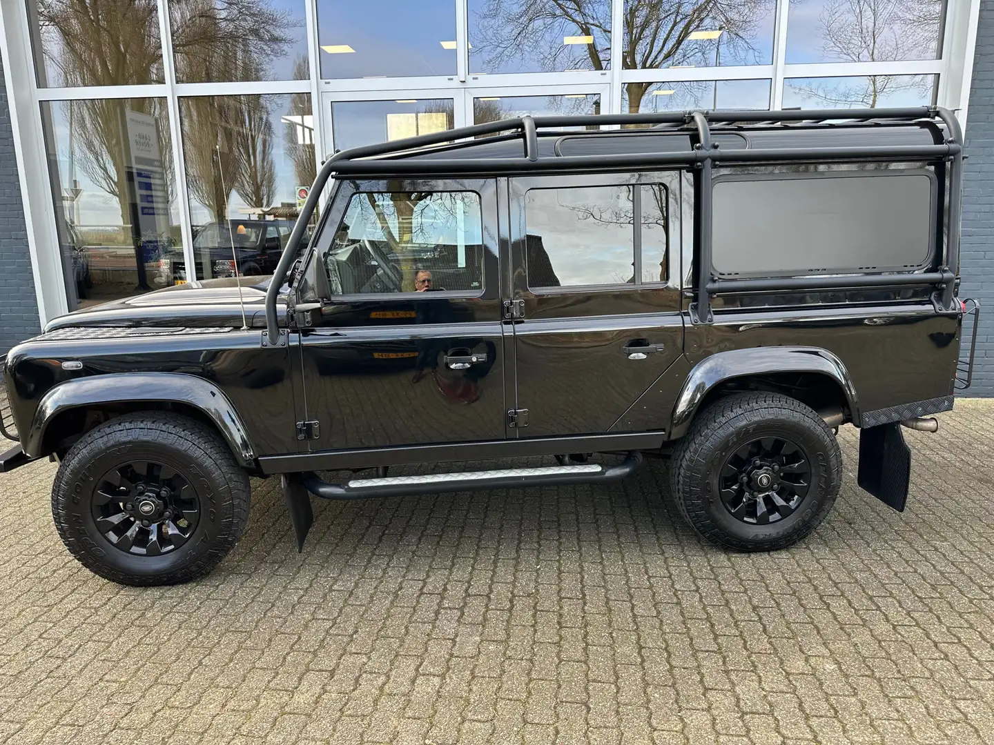 Land Rover Defender 2.2 D SW 110" XTech Zwart - 2