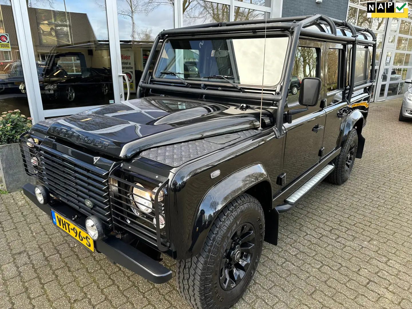 Land Rover Defender 2.2 D SW 110" XTech Zwart - 1
