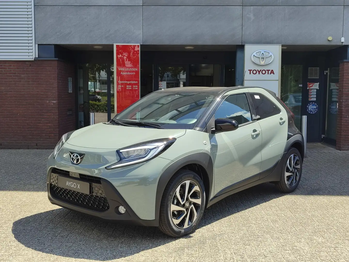 Toyota Aygo X PULSE NIEUW DIRECT LEVERBAAR! CLIMA LED APPLE/ANDR Zwart - 1