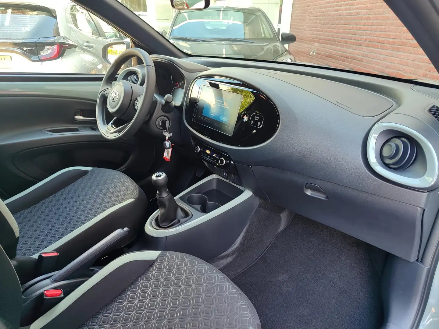 Toyota Aygo X PULSE NIEUW DIRECT LEVERBAAR! CLIMA LED APPLE/ANDR Zwart - 2