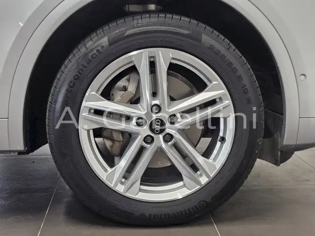 Audi Q5 view 8