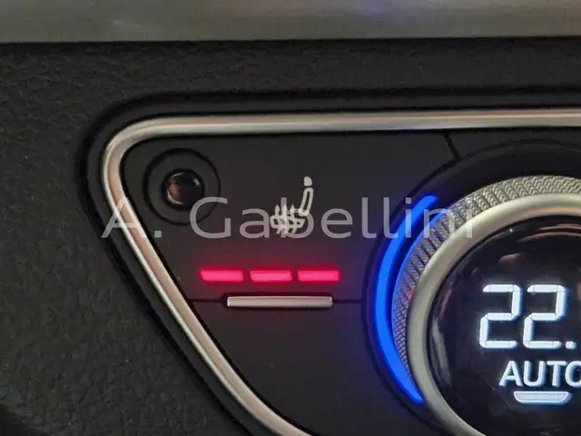 Audi Q5 view 11