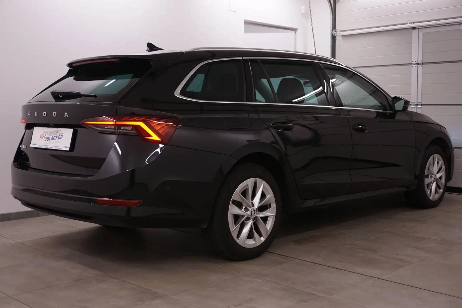 Skoda Octavia First Edition // Abstandstemp. // Ambientebel. // Schwarz - 2