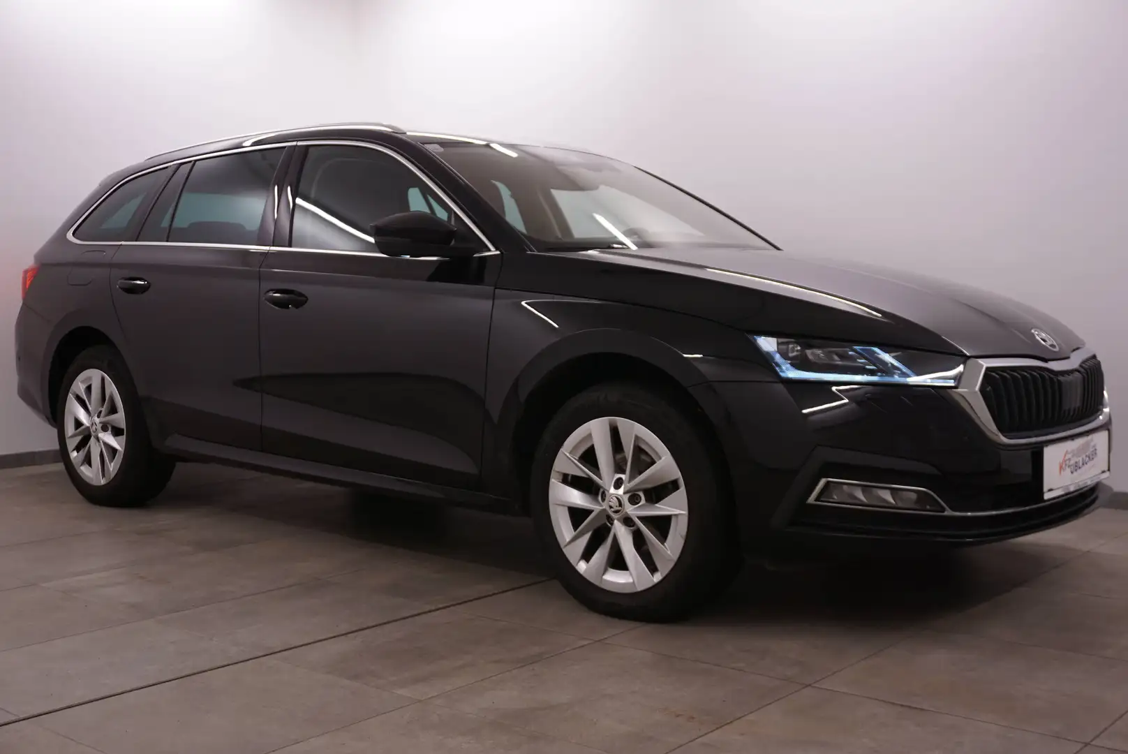 Skoda Octavia First Edition // Abstandstemp. // Ambientebel. // Schwarz - 1