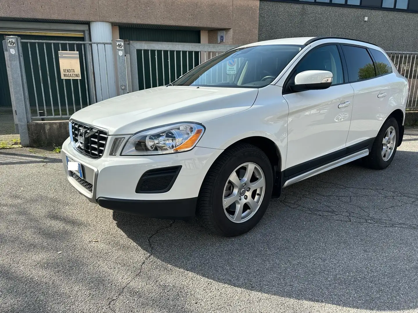 Volvo XC60 2.0 d4 (d3) Momentum geartronic Bianco - 1