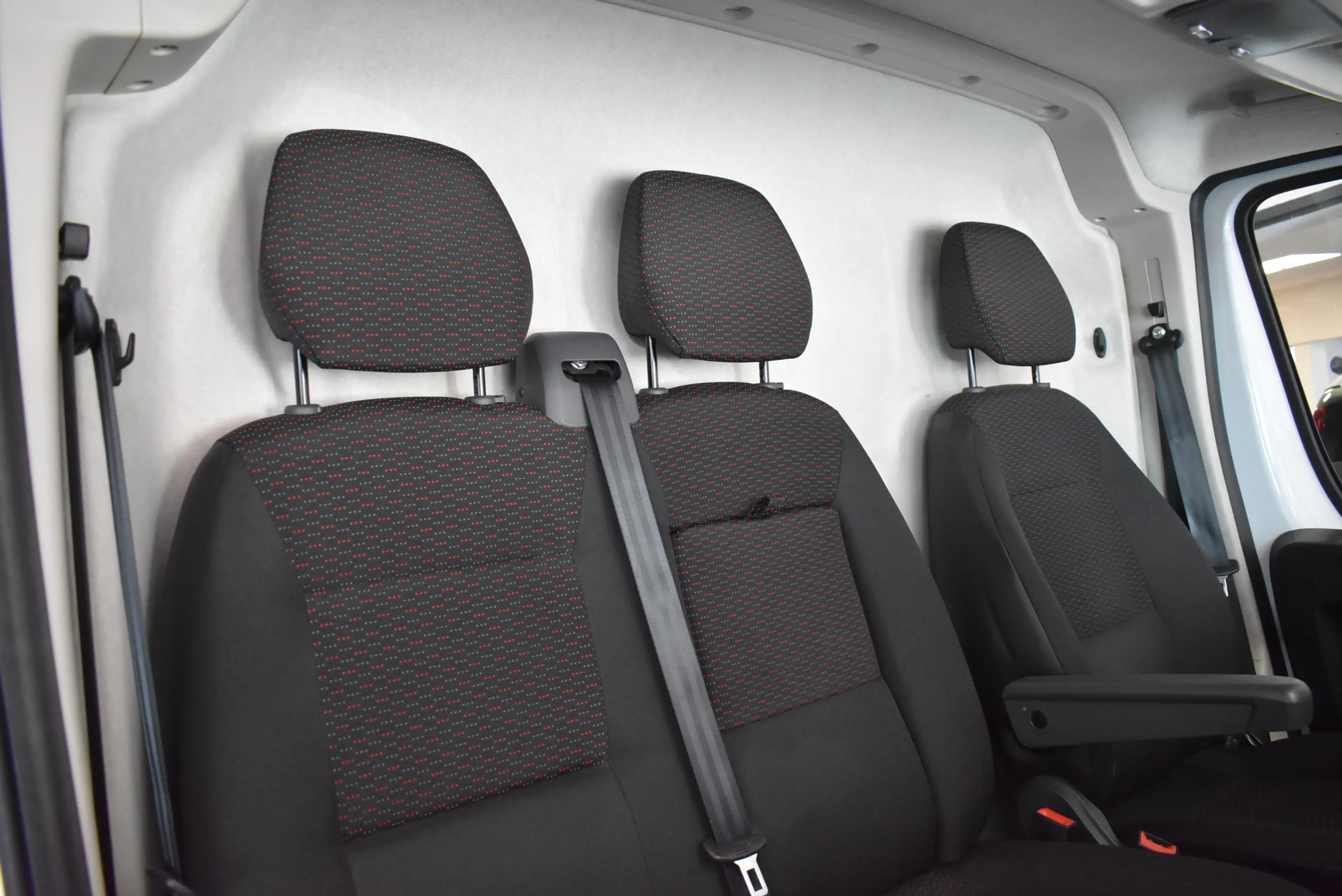 Peugeot Boxer 333 L2H2 BlueHDi 140 Carplay Kamera Temp — photo 7