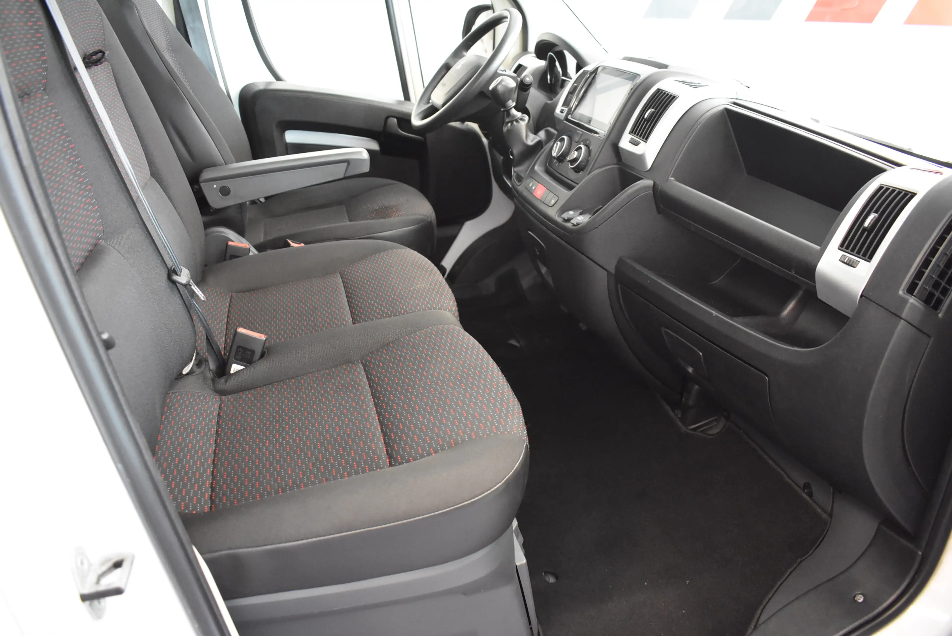 Peugeot Boxer 333 L2H2 BlueHDi 140 Carplay Kamera Temp — photo 6