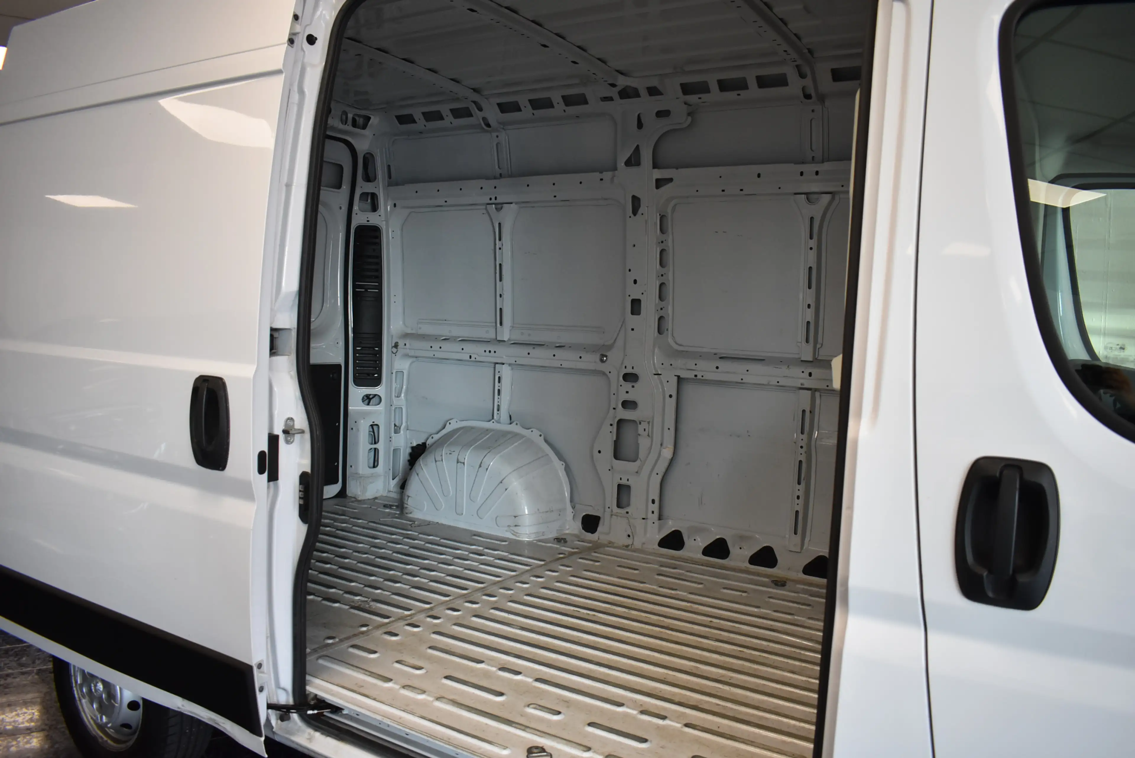 Peugeot Boxer 333 L2H2 BlueHDi 140 Carplay Kamera Temp — photo 15